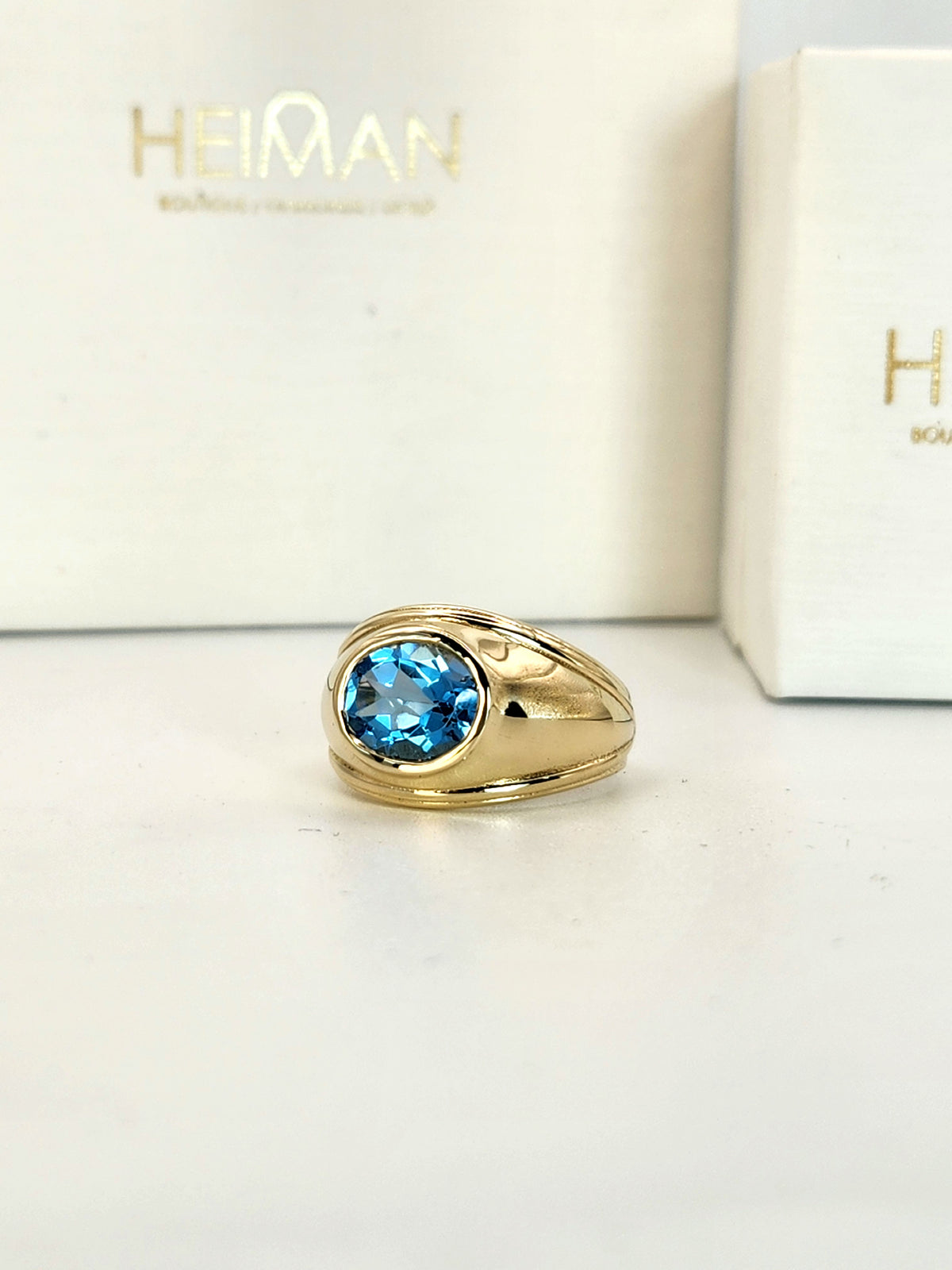 טבעת זהב 14k גדולה משובצת עם בלו טופז סוויס.