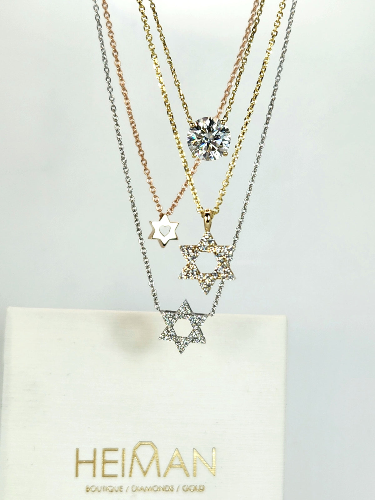 מגן דוד משובץ יהלומים זהב צהוב 14k מגיעה עם שרשרת.