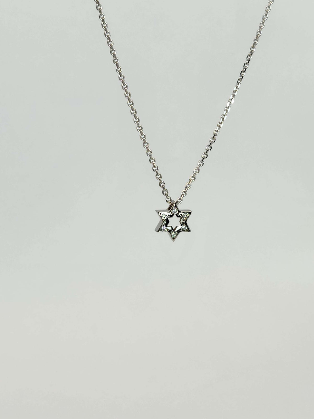 תליון מגן דוד קטן משובץ יהלומים זהב 14k מגיע על שרשרת.