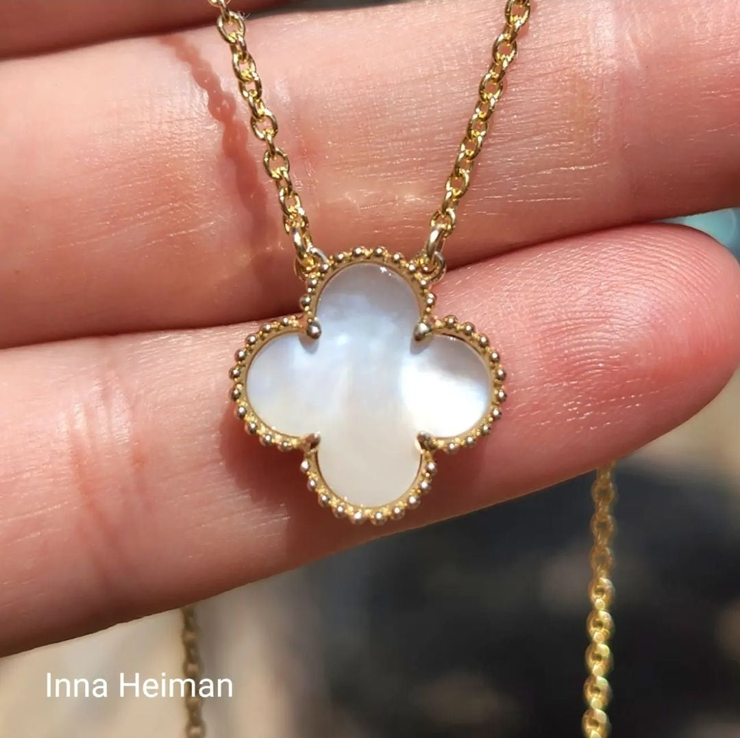 Clover 14k gold necklace set with a mother of pearl.