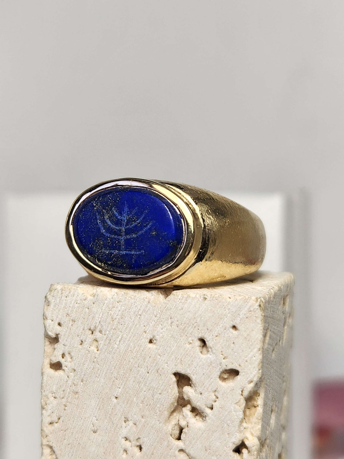 Zack ring 14k gold solid ancient look, set with natural Lapis lazuly engraved