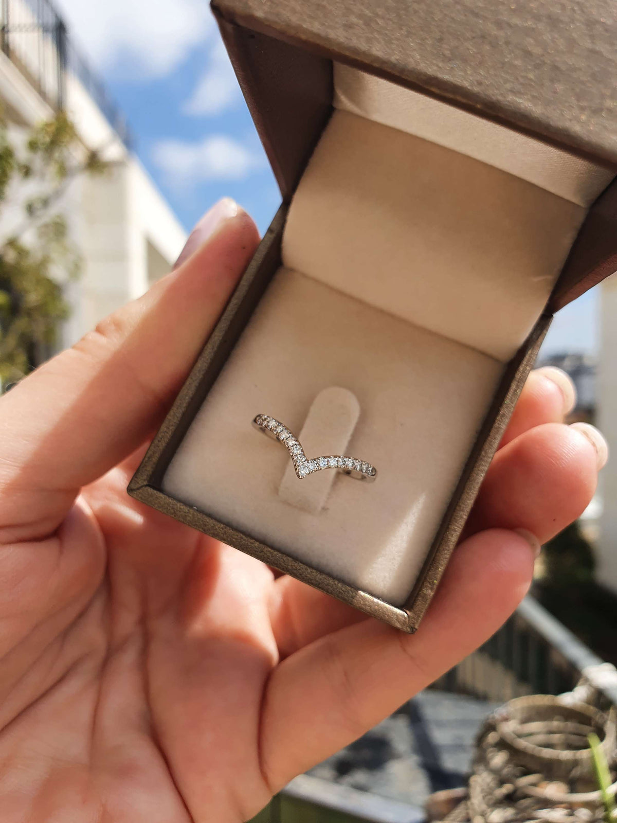 טבעת בצורת וי משובצת יהלומים טבעיים
