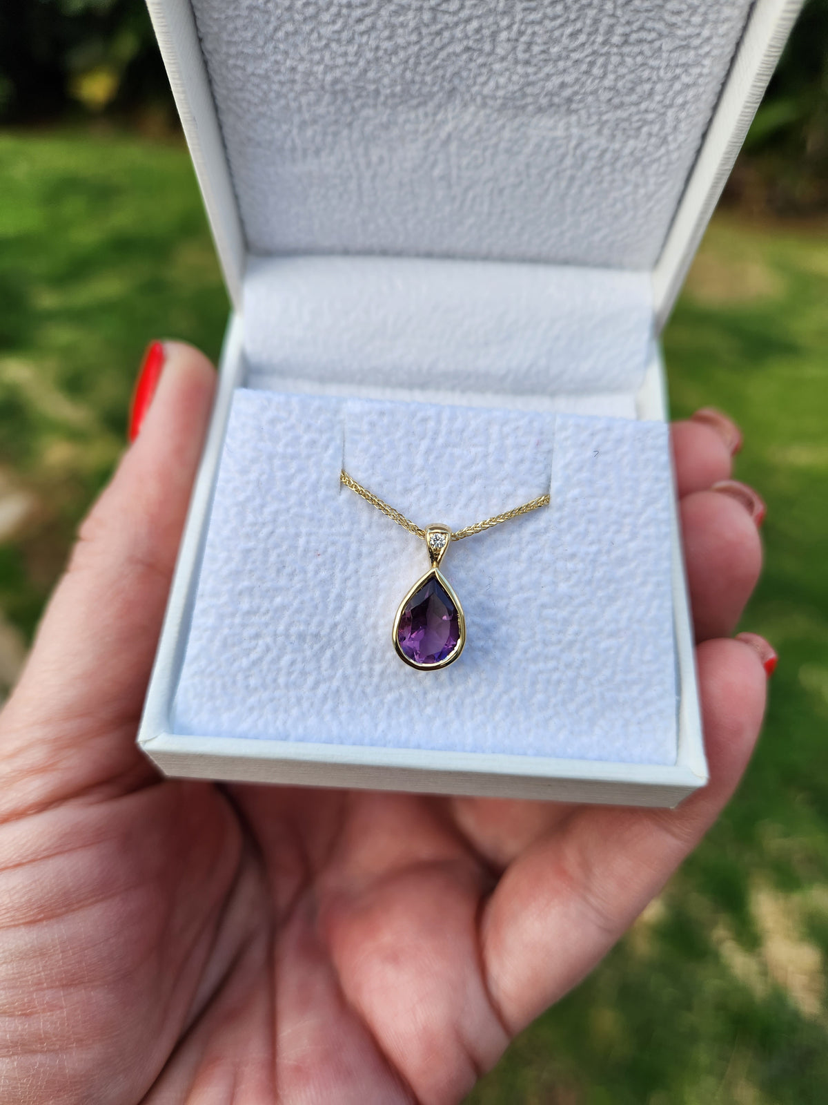 תליון Bella, זהב צהוב 14k משובץ אמטיסט טיפה, מגיעה על שרשרת זהב 14k.