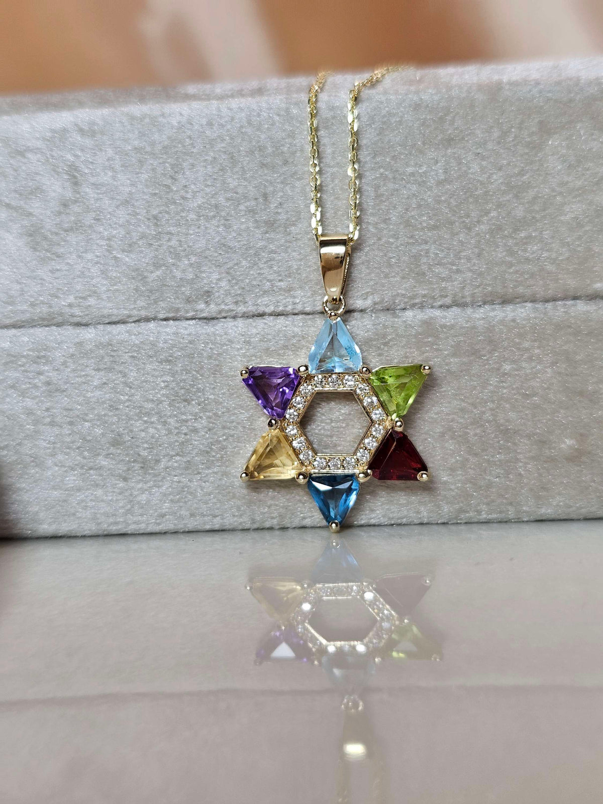 מגן דוד קשת בענן זהב צהוב 14k משובץ עם יהלומים טבעיים  0.16 נקודות יהלומים.