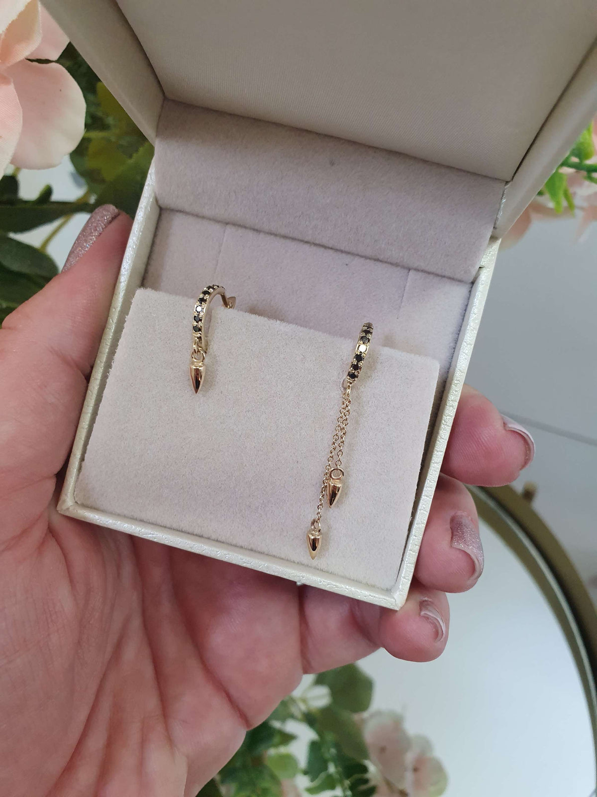 עגילי האגיס זהב צהוב משובצים יהלומים שחורים וניטים