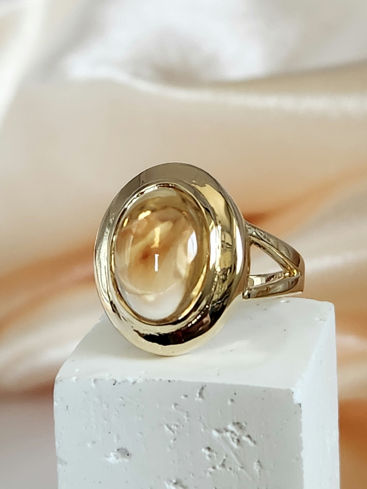 Oval citrine ring in 14k gold.