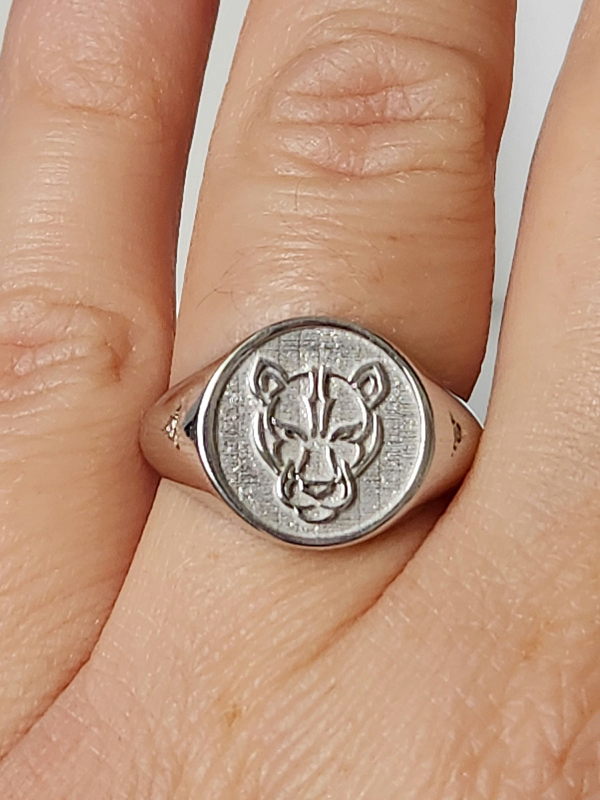 טבעת לביאה זהב לבן 14k משובצת עם 2 יהלומים