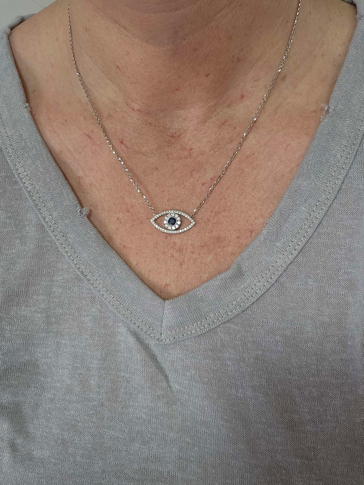 שרשרת עין פורטונה, זהב לבן 14k משובצת עם 0.78 נקודות יהלומים טבעיים וספיר כחול