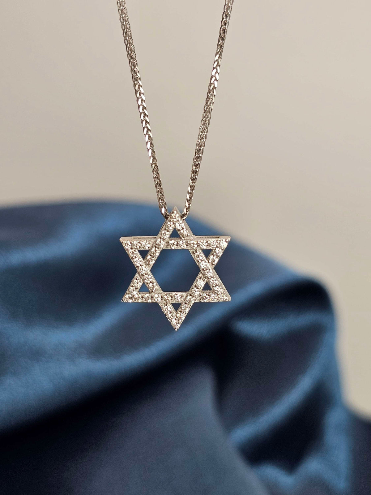 שרשרת מגן דוד - מגן של שקט. זהב לבן 14k משובץ עם יהלומים טבעיים.
