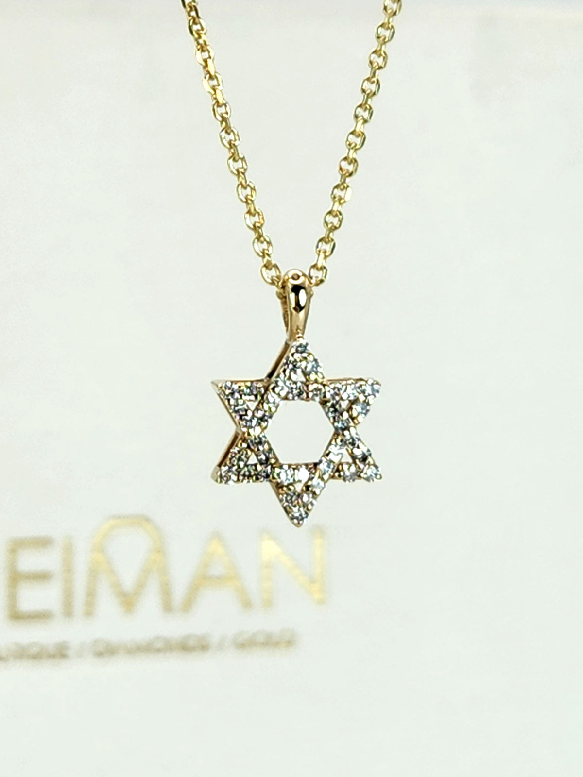 מגן דוד משובץ יהלומים זהב צהוב 14k מגיעה עם שרשרת.