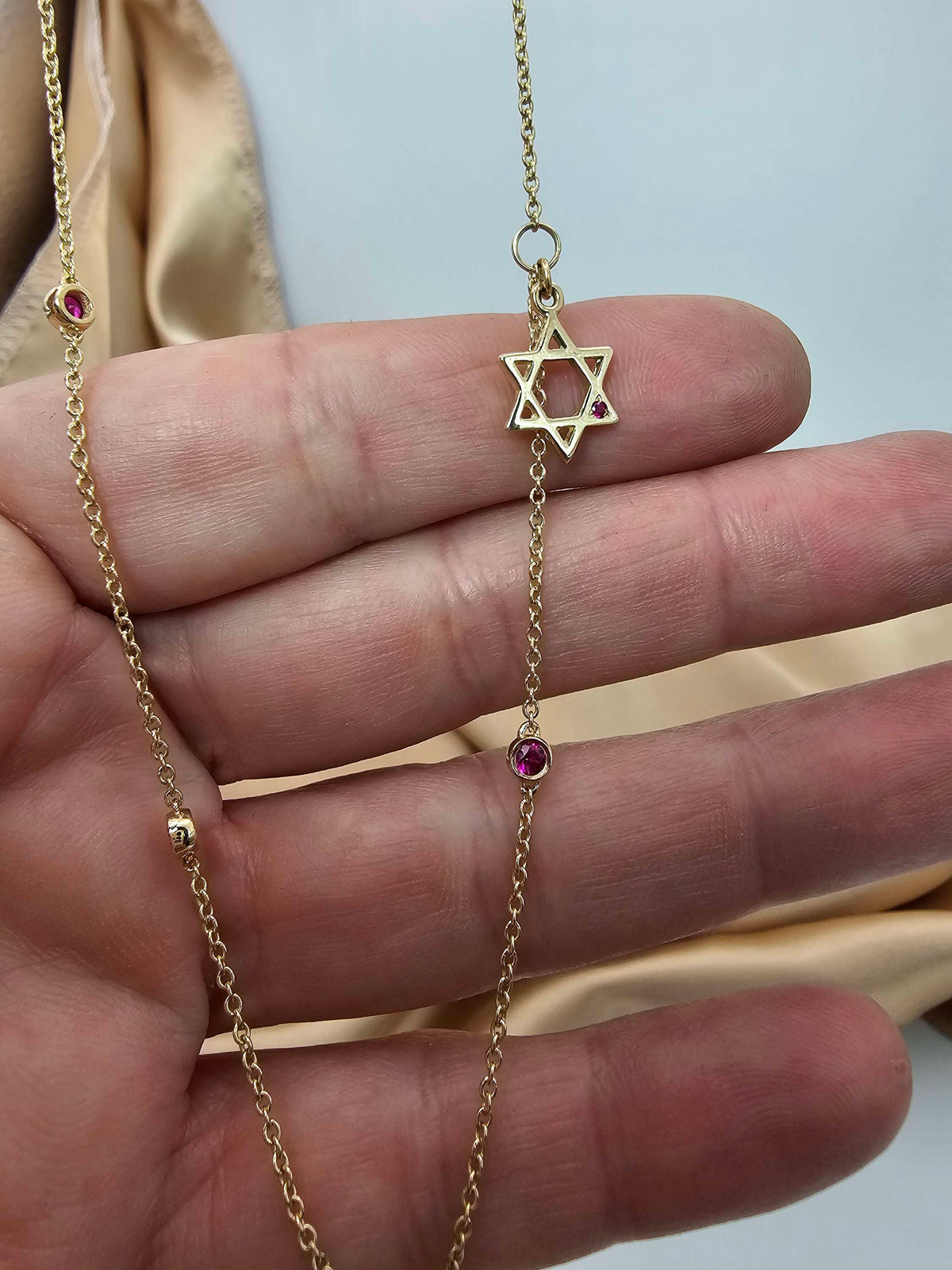 שרשרת אבני רובי ומגן דוד תלוי מהצד, זהב צהוב 14k גם במגן דוד יש רובי קטנה