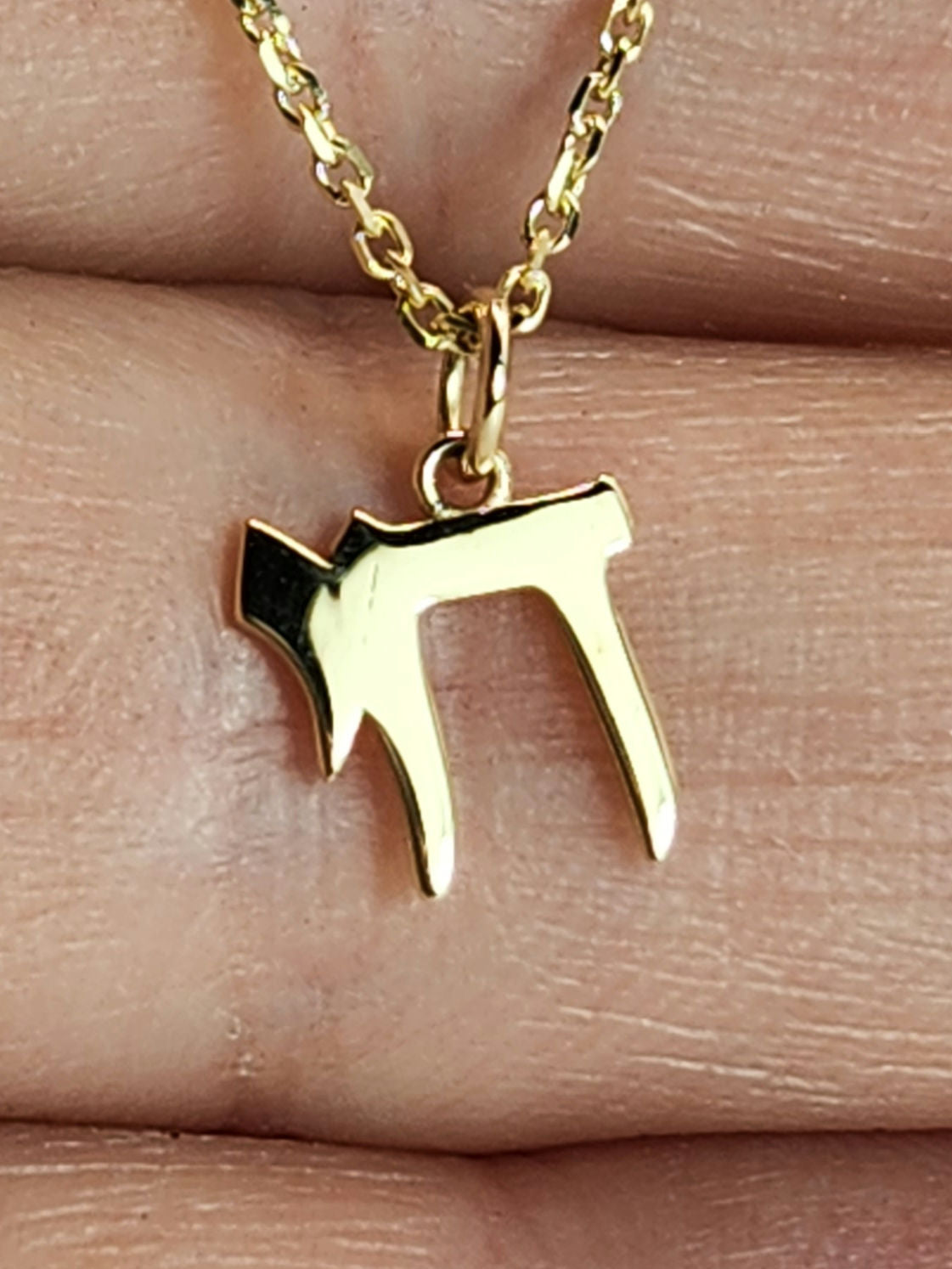 תליון קטנטן "חי" מגיע על שרשרת זהב 14k