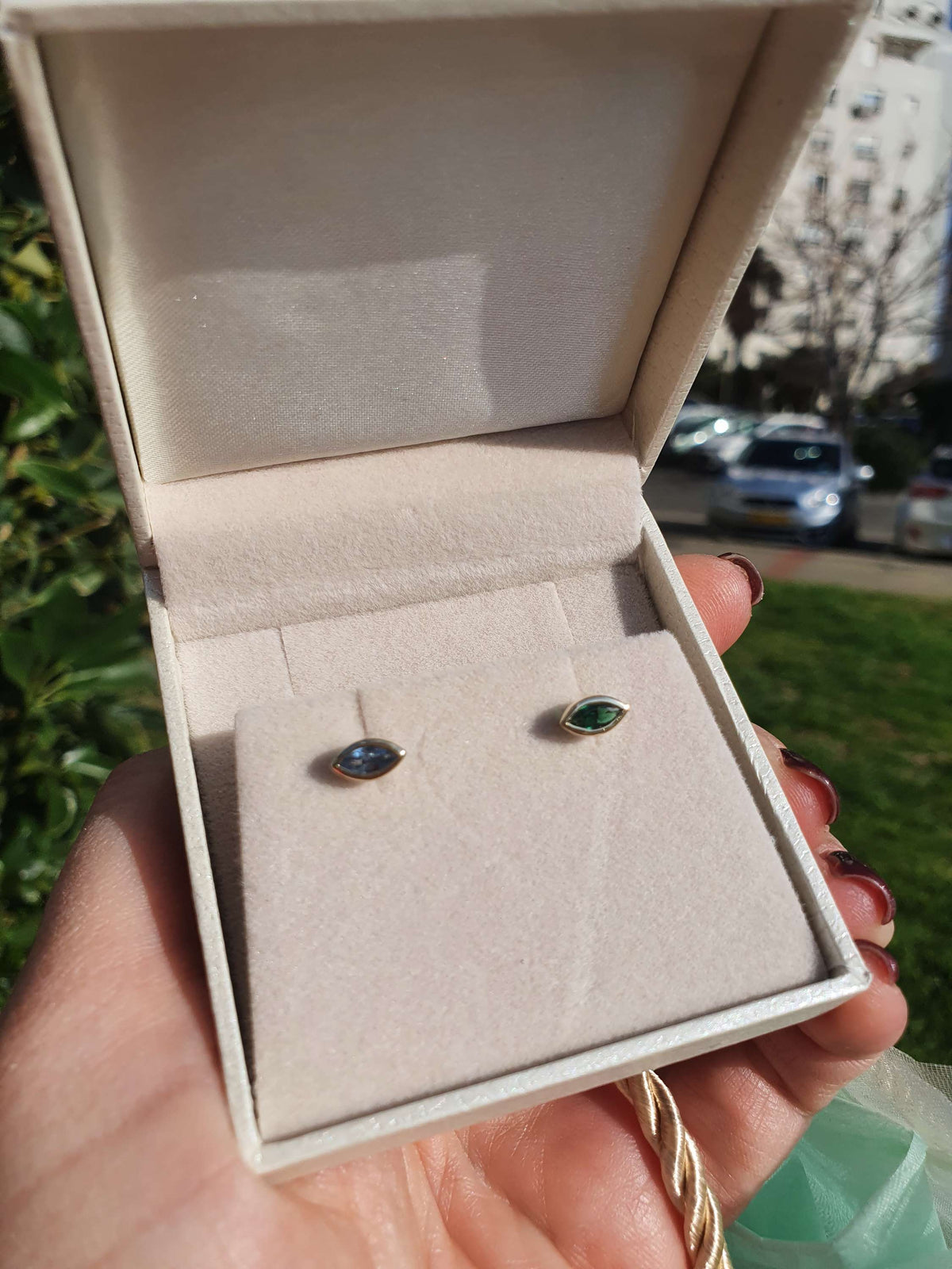 עגילי זהב 14k צמודים לאוזן עין עם בלו זרקון תכלת וזרקון ירוק