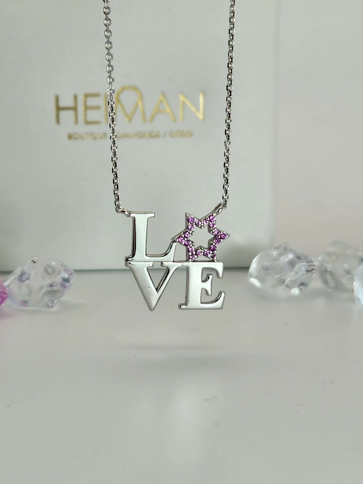 שרשרת Love עם מגן דוד משובצת אבני ספיר ורודות בזהב לבן 14 קראט