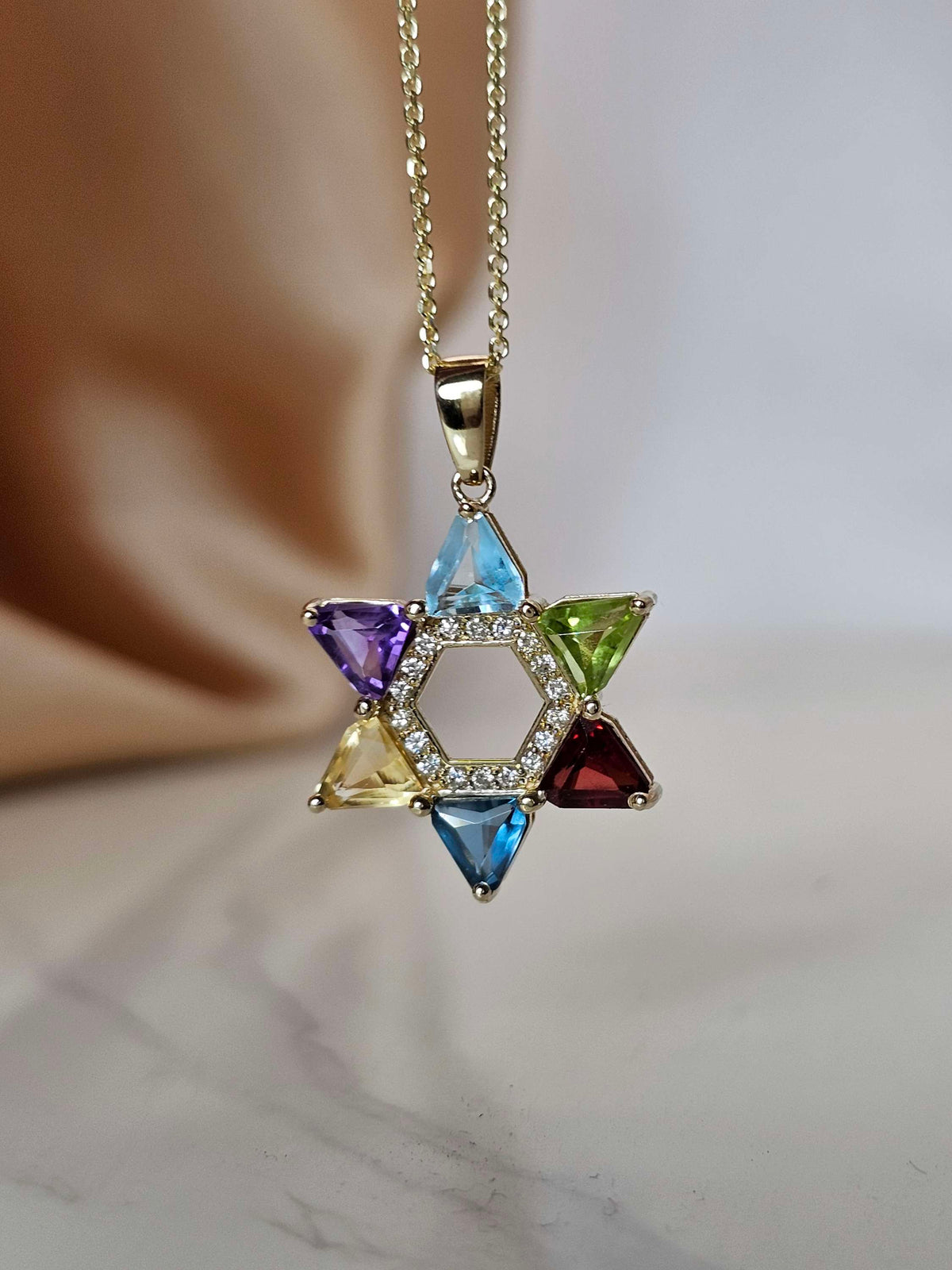 מגן דוד קשת בענן זהב צהוב 14k משובץ עם יהלומים טבעיים  0.16 נקודות יהלומים.