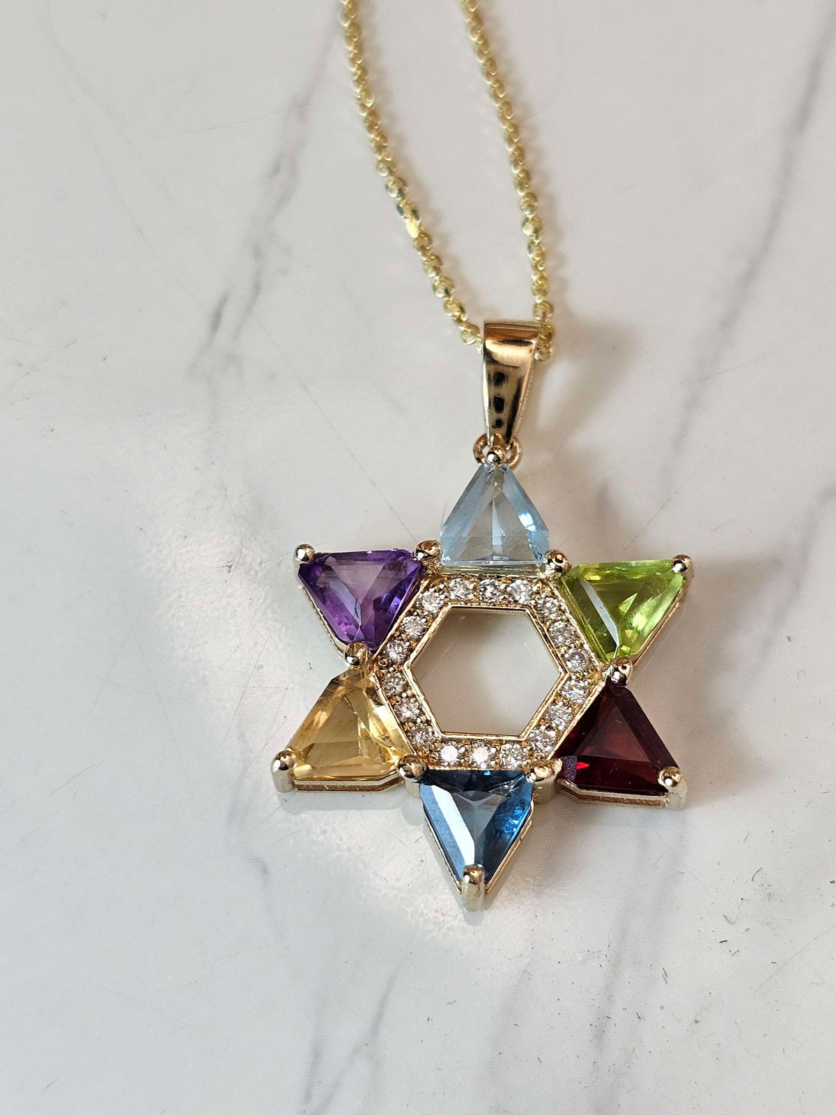 מגן דוד קשת בענן זהב צהוב 14k משובץ עם יהלומים טבעיים  0.16 נקודות יהלומים.
