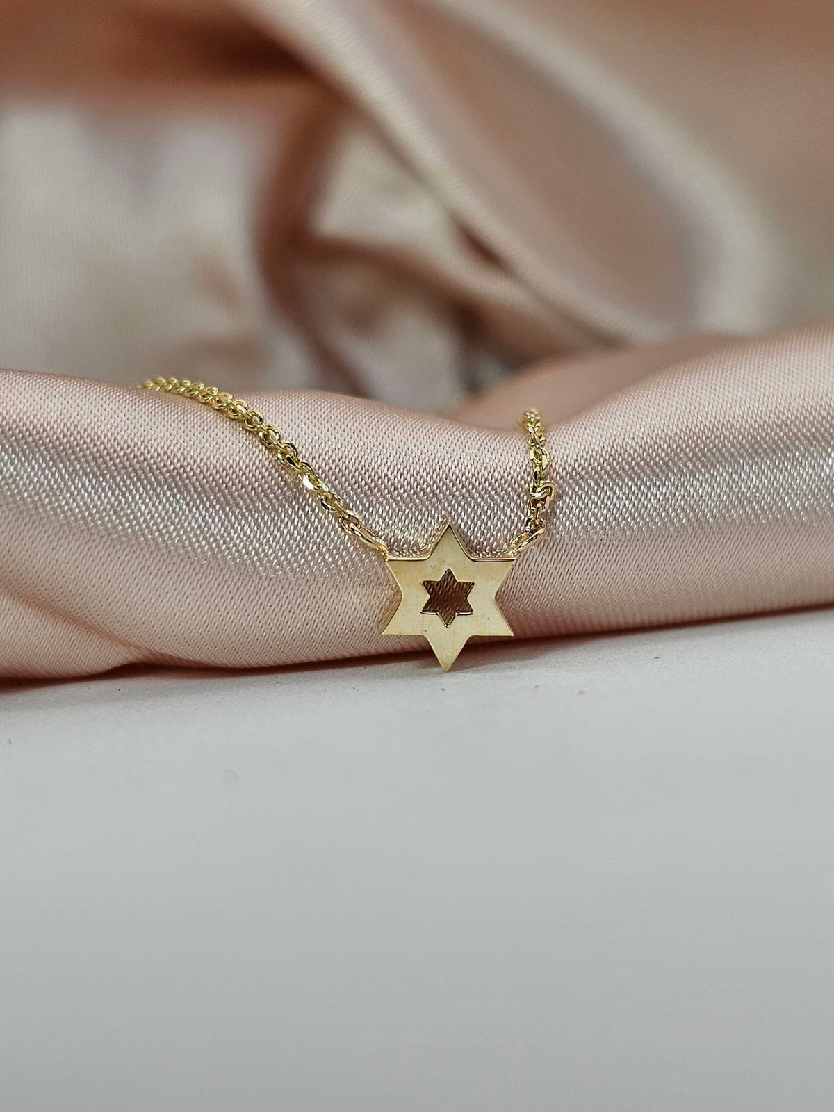 מגן דוד קטן פיצי על שרשרת נוצצת שמחוברת מהצדדים זהב 14k.