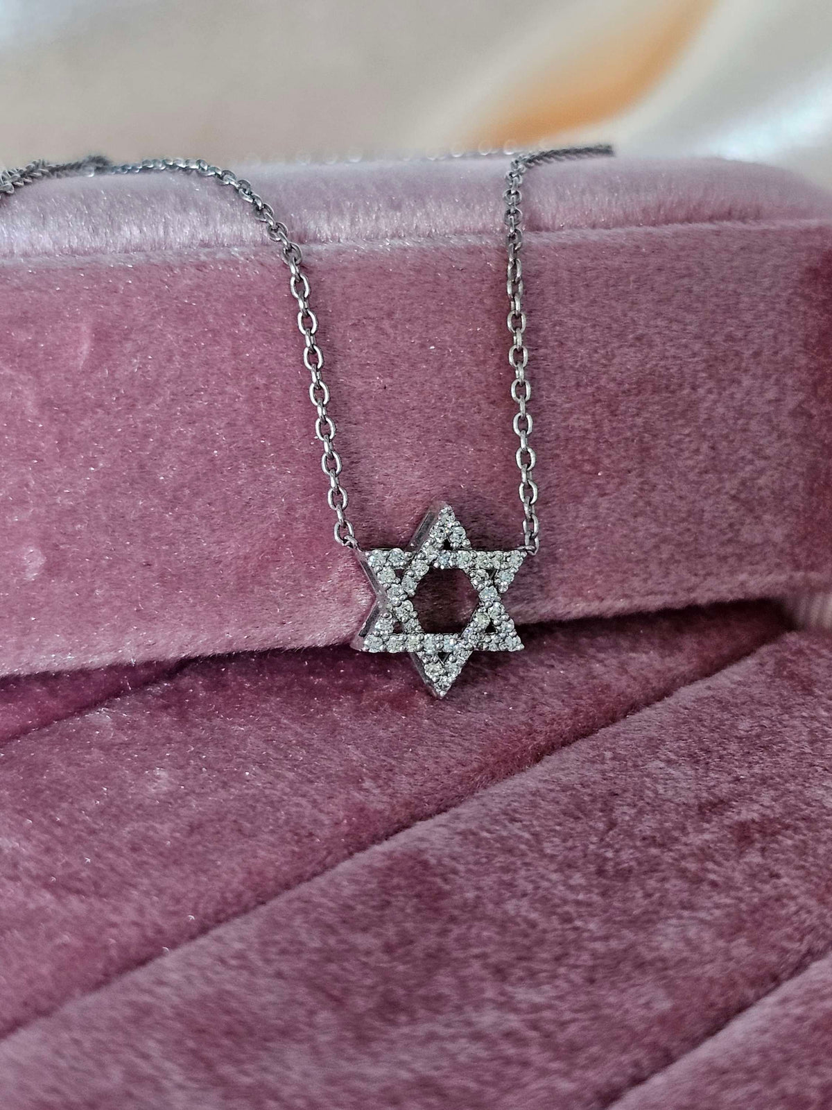 שרשרת מגן דוד - מגן של שקט. זהב לבן 14k משובץ עם יהלומים טבעיים.