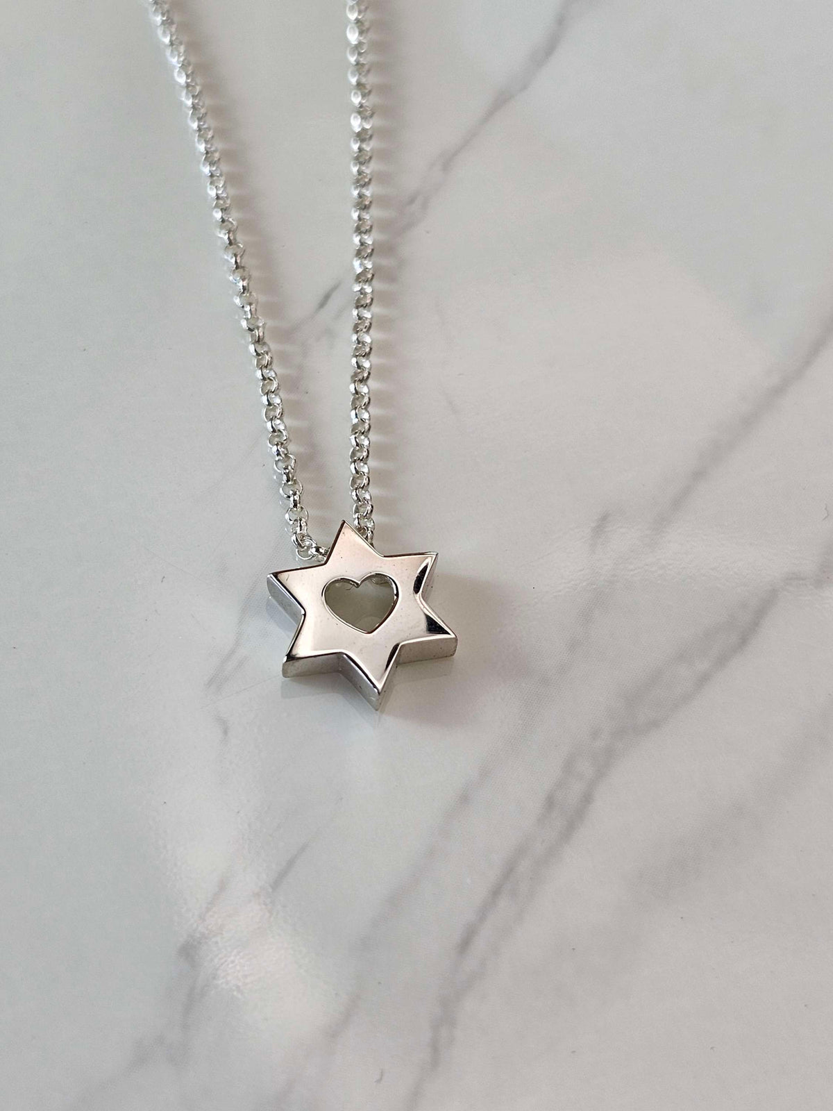 מגן דוד לב כסף 925 10 מ"מ בגודל בינוני
