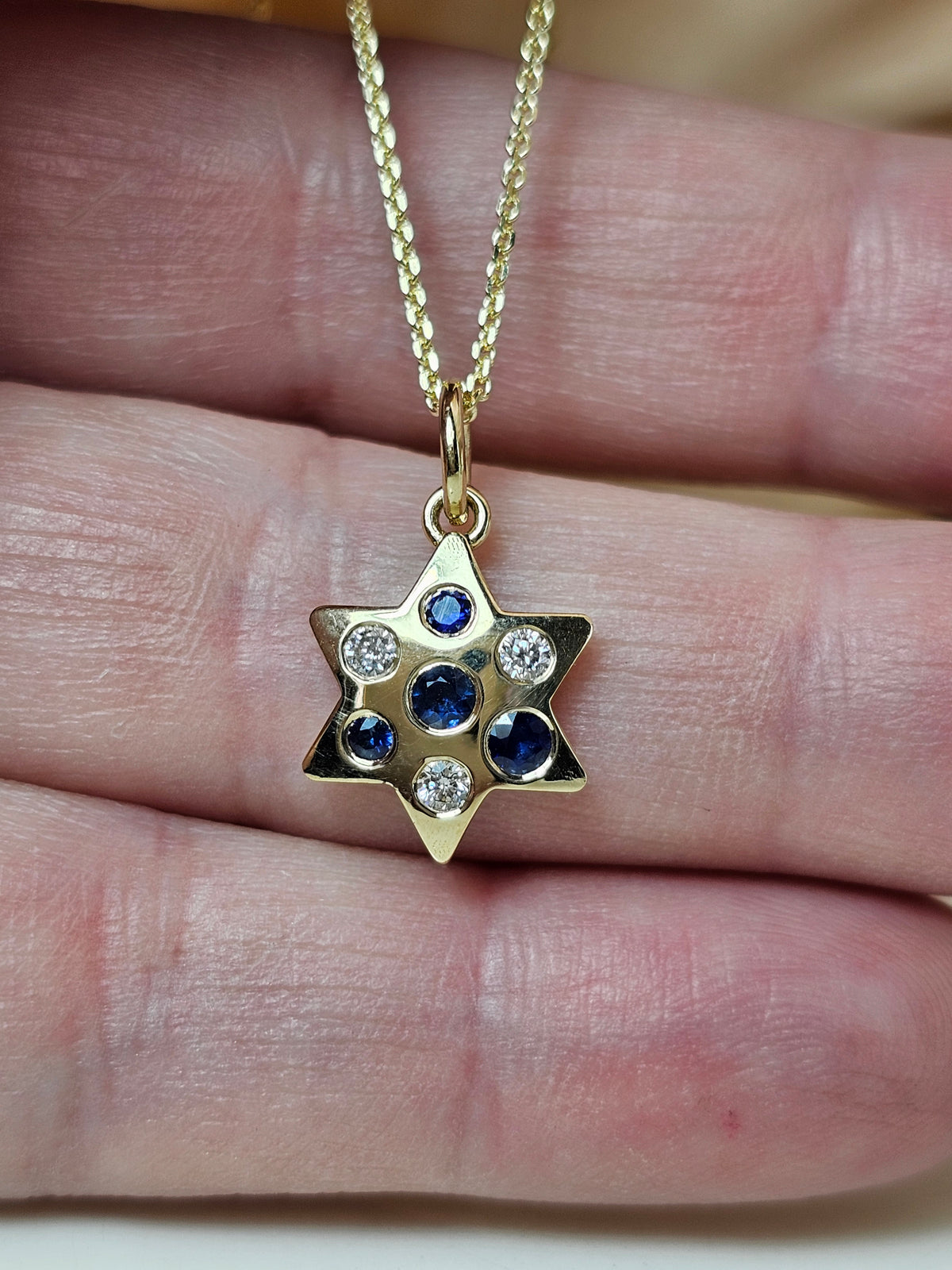 מגן דוד "ישראל היפה" זהב 14k משובץ כחול לבן עם יהלומי מעבדה וספירים טבעיים.
