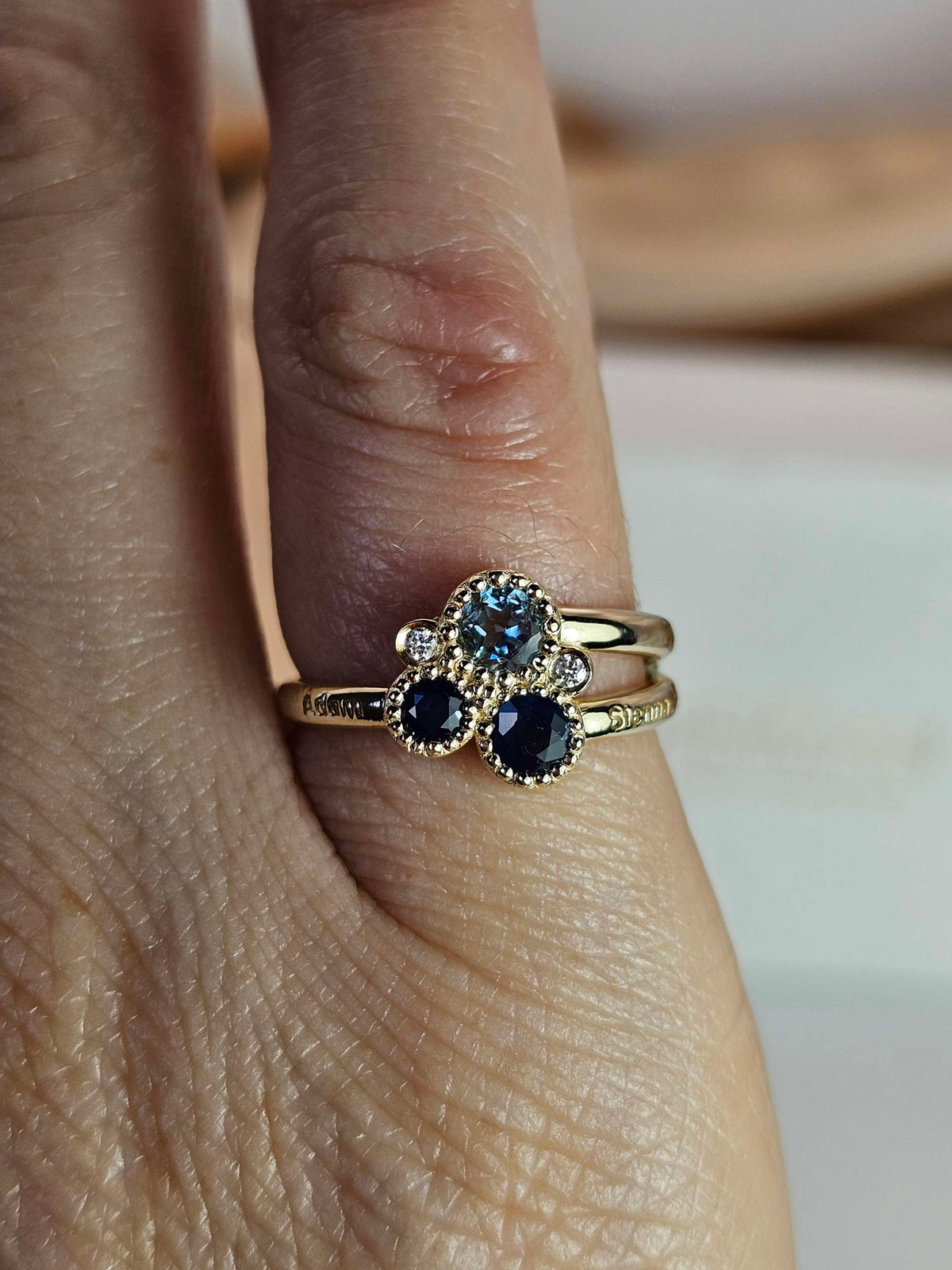 Mother love ring 3 stones 2 diamonds in 18k
