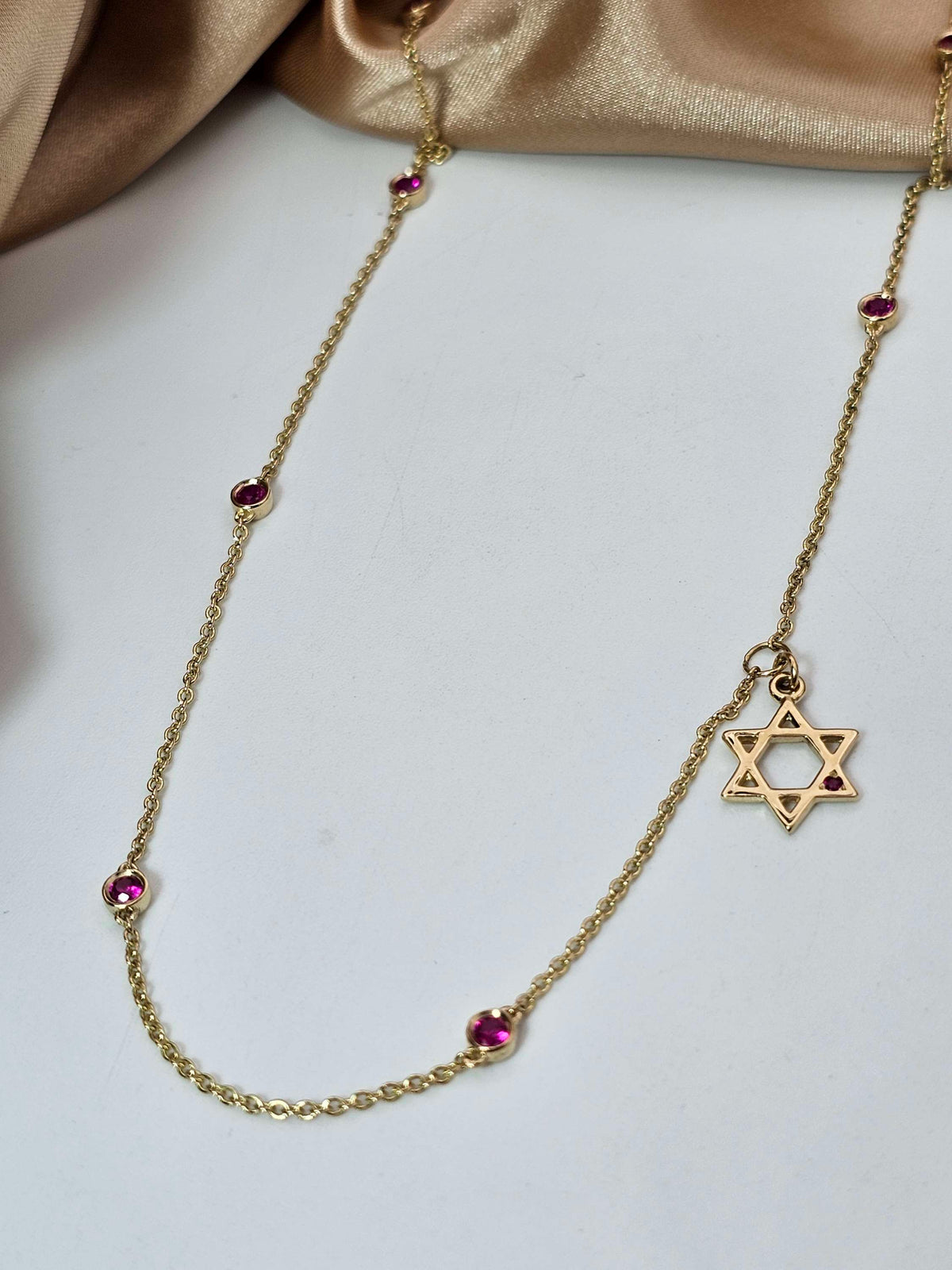 שרשרת אבני רובי ומגן דוד תלוי מהצד, זהב צהוב 14k גם במגן דוד יש רובי קטנה