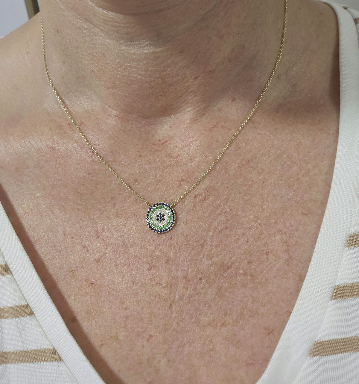 תליון עין עגולה עם מגן דוד במרכז, זהב צהוב 14k משובץ עם ספיר, אמרלד ויהלומים.