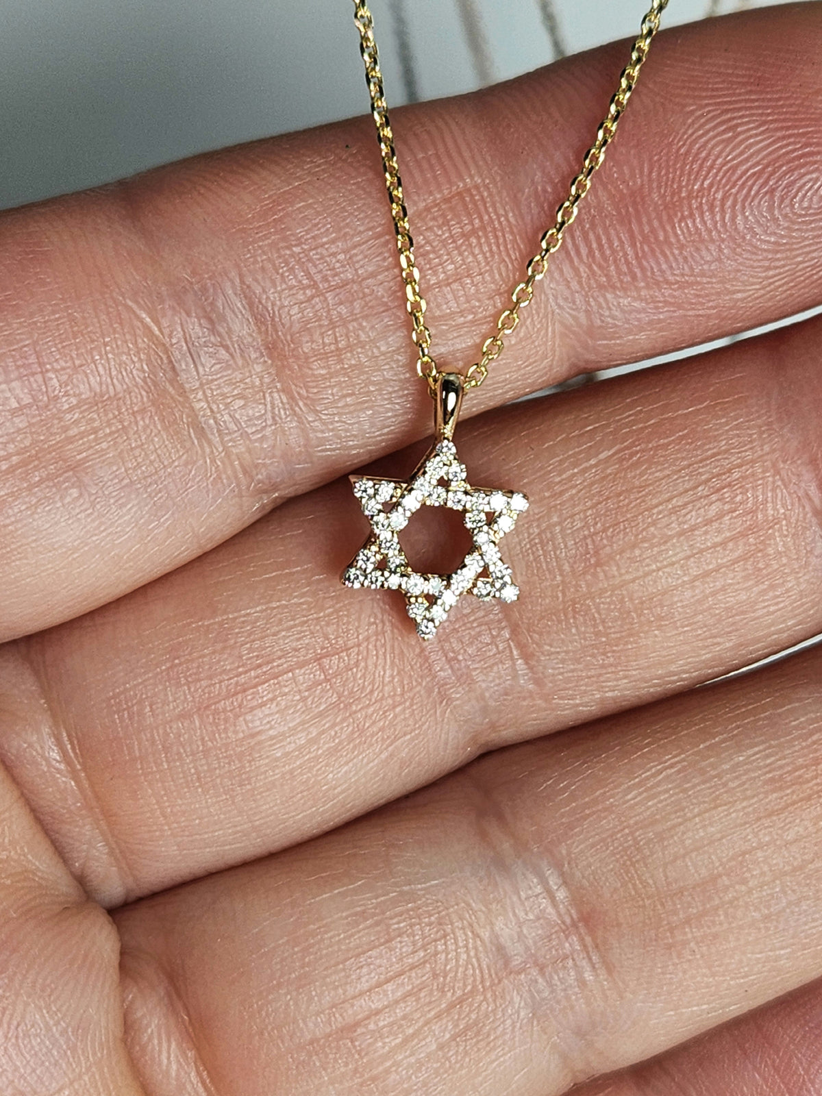 מגן דוד משובץ יהלומים זהב צהוב 14k מגיעה עם שרשרת.