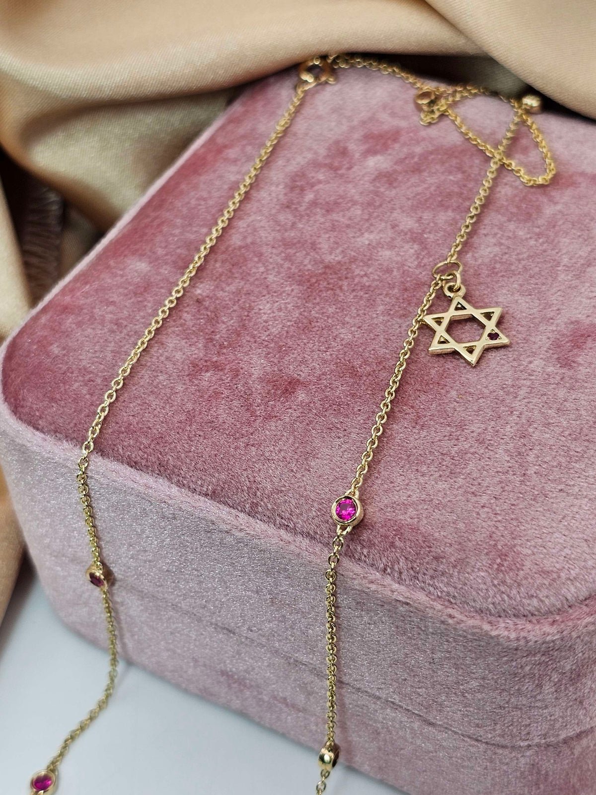 שרשרת אבני רובי ומגן דוד תלוי מהצד, זהב צהוב 14k גם במגן דוד יש רובי קטנה