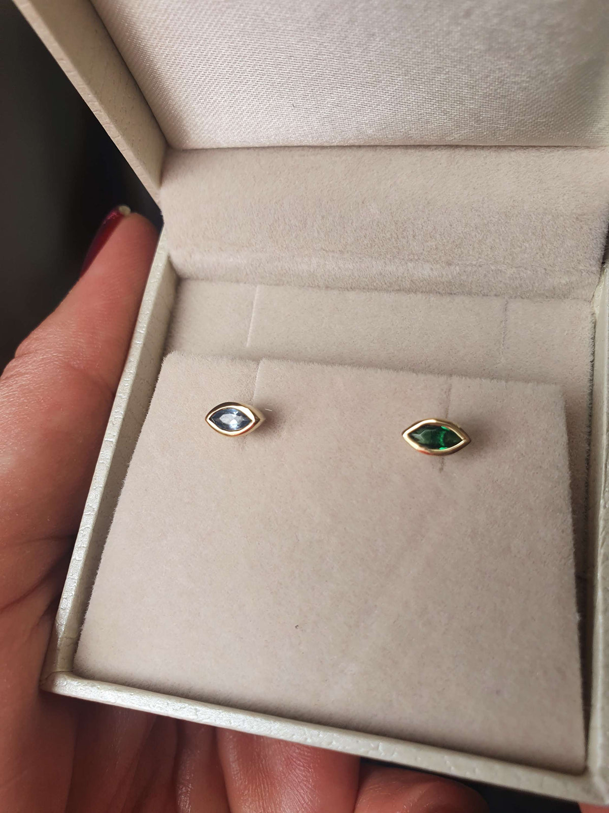 עגילי זהב 14k צמודים לאוזן עין עם בלו זרקון תכלת וזרקון ירוק