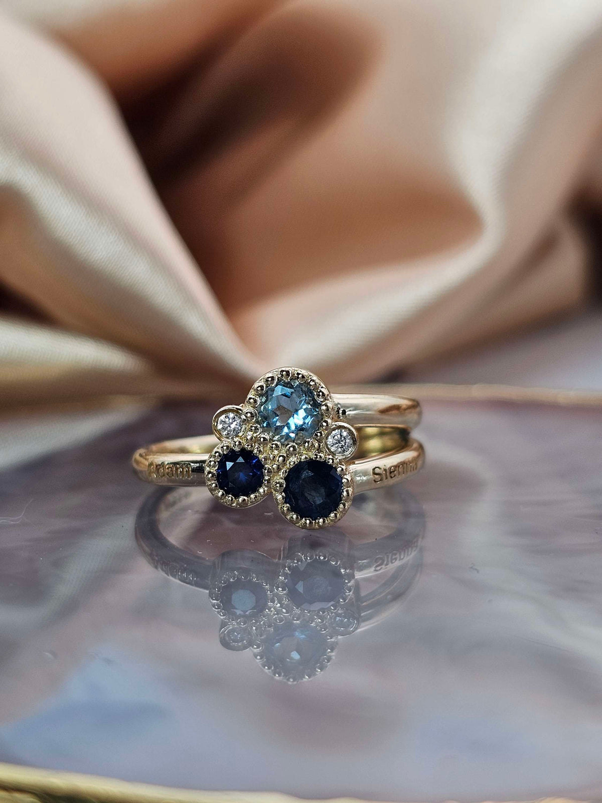 Mother love ring 3 stones 2 diamonds in 18k