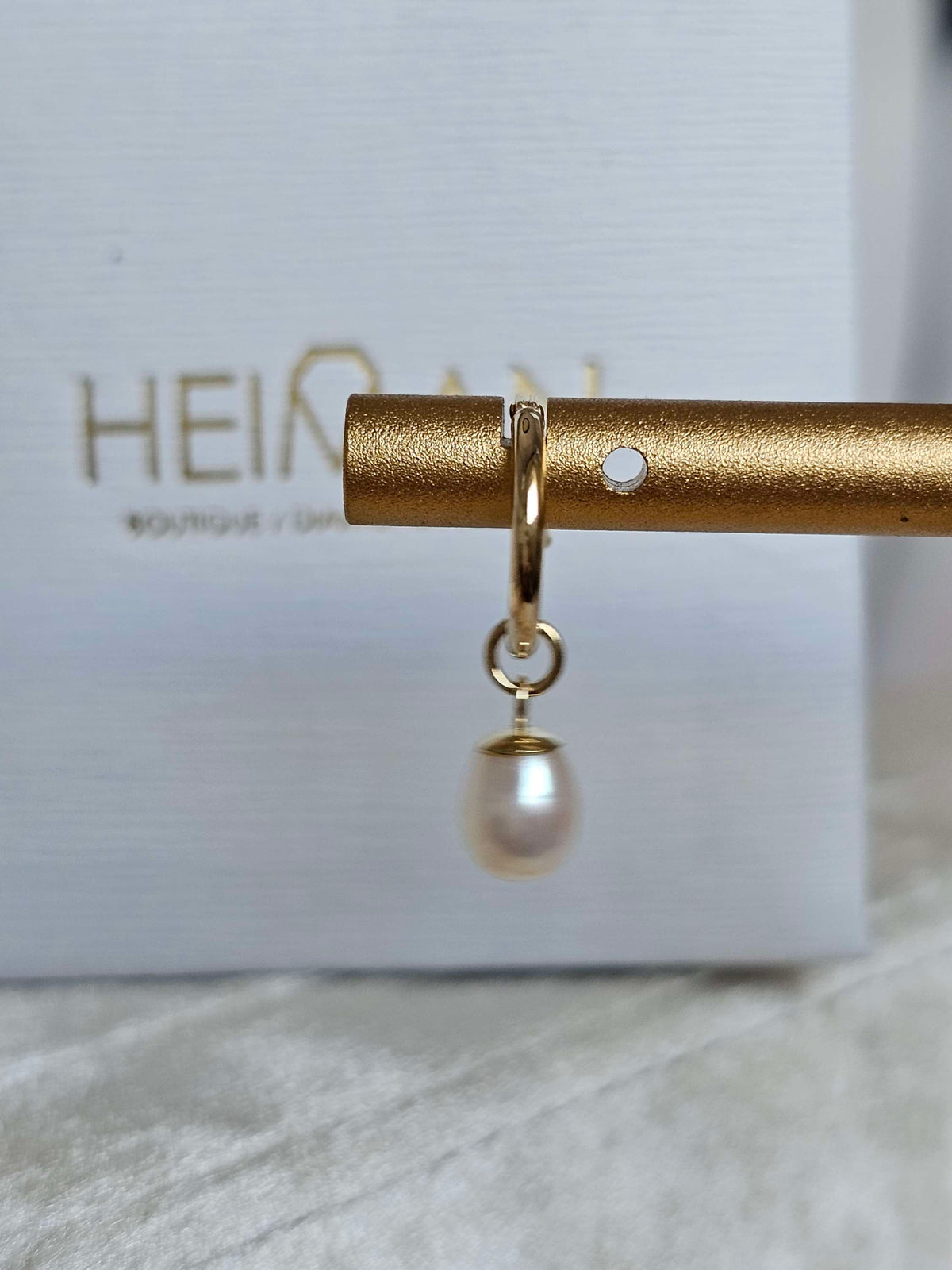 Gold 14k hoop earrings with natural pearls.