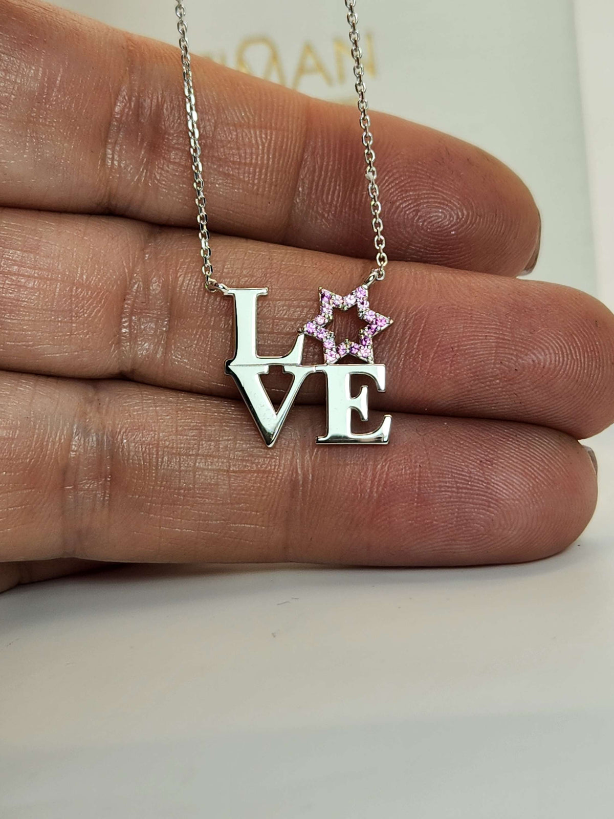 שרשרת Love עם מגן דוד משובצת אבני ספיר ורודות בזהב לבן 14 קראט