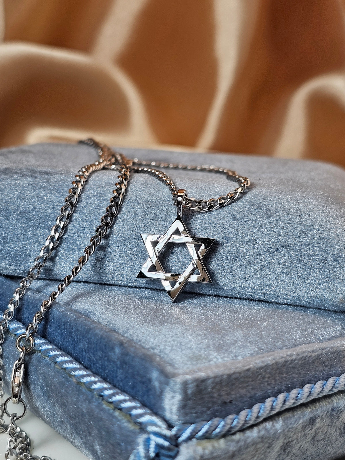Star david on 14k long chain
