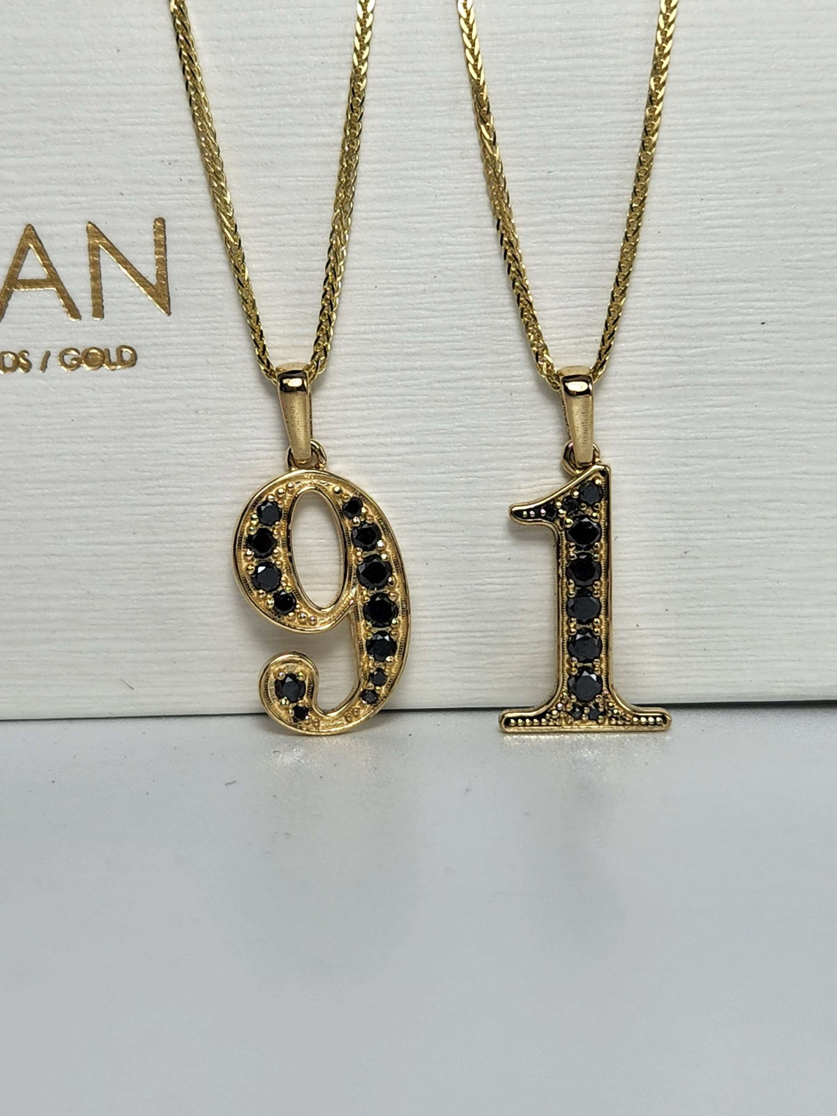 תליון מספר משובץ יהלומים שחורים, עשוי מזהב צהוב 14k, מגיעה עם שרשרת זהב 14k.