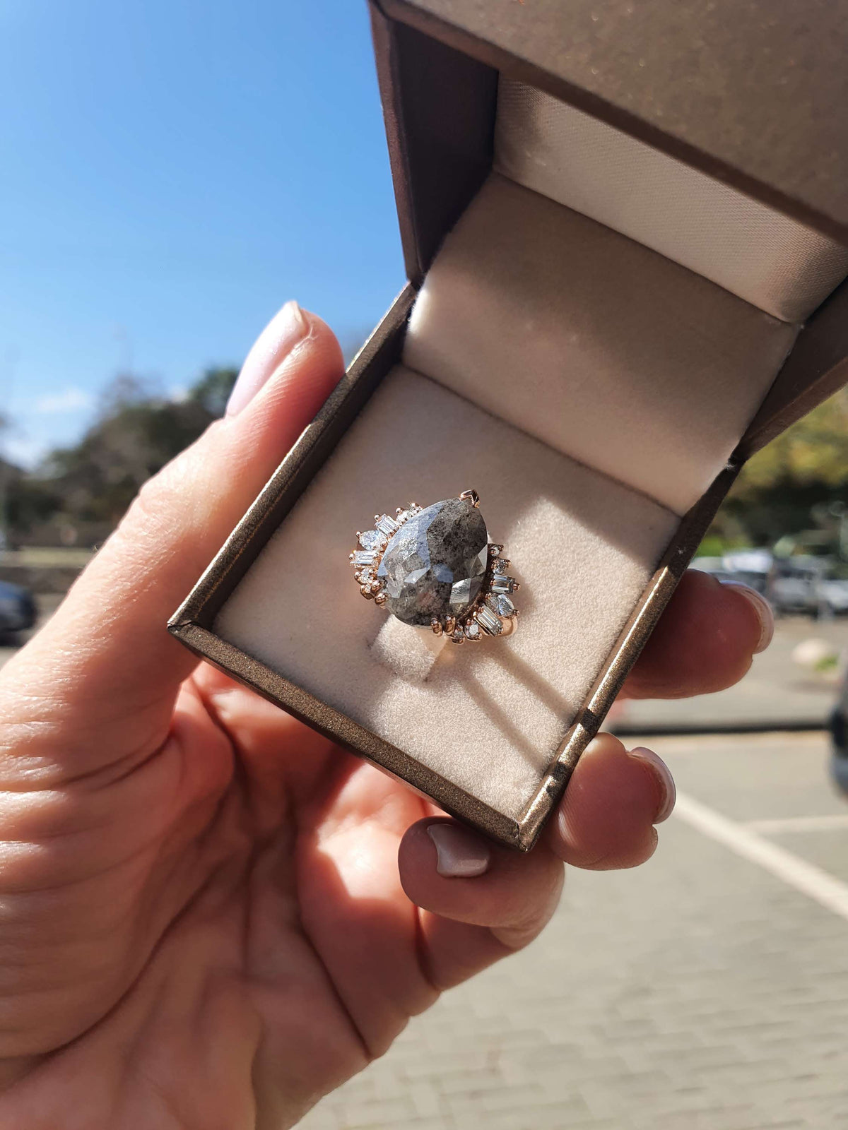 טבעת יהלומים זהב ורוד 14k יהלום גולמי במשקל 2.5 קראט מרכזית