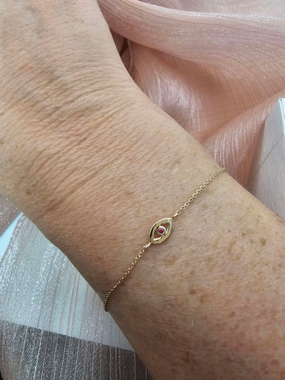 צמיד זהב 14k עין עדין משובץ עם אבן רובי אדומה