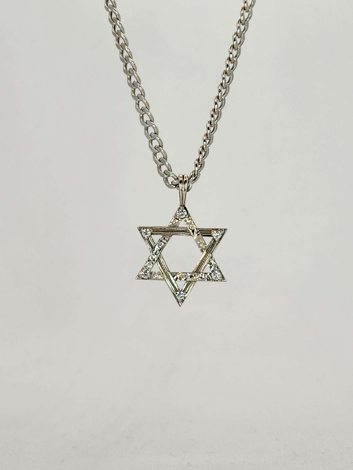 מגן דוד גדול משובץ יהלומים על שרשרת ארוכה זהב לבן 14k