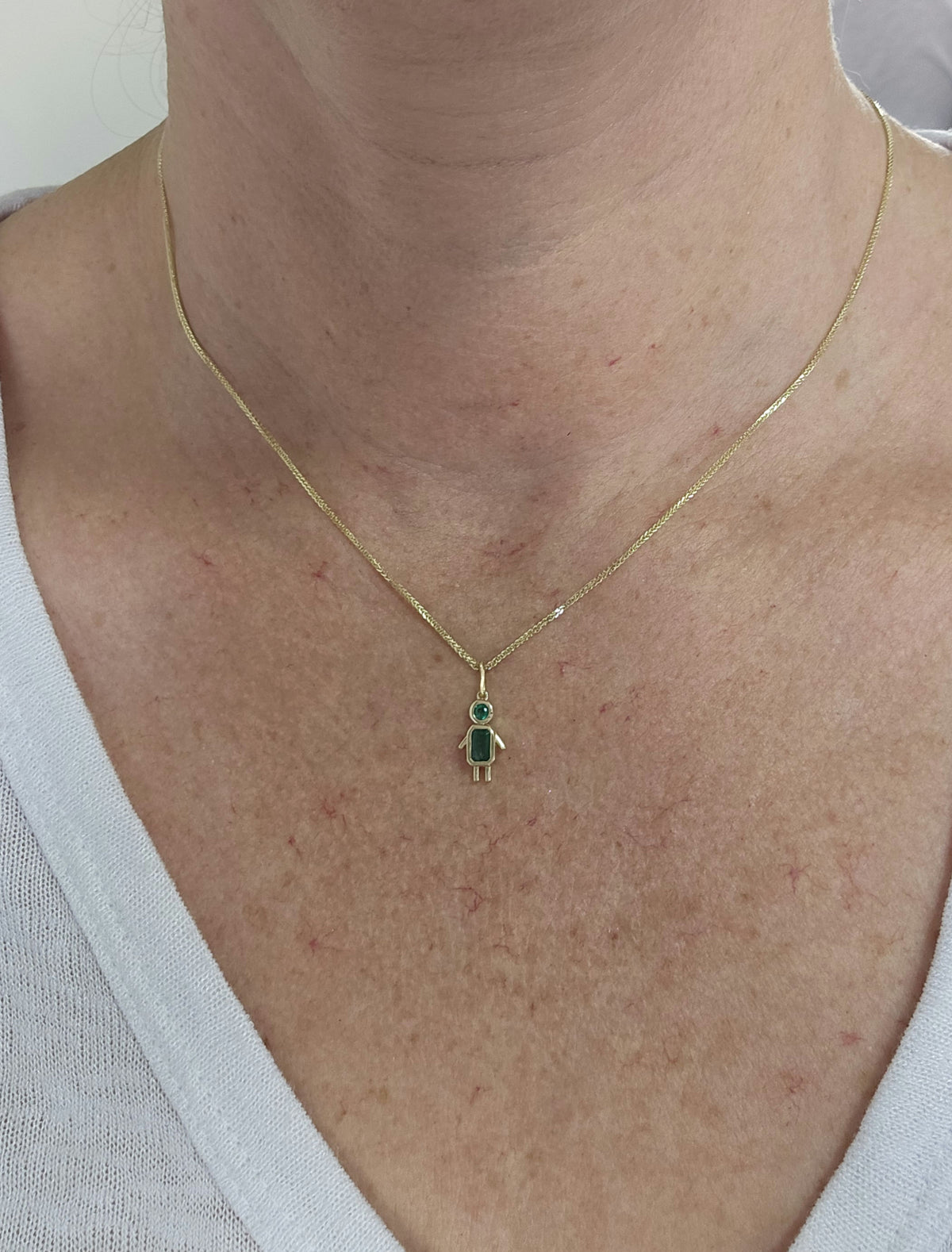 תליון בן זהב צהוב 14k משובץ עם אבני אמרלד ירוק טבעי, תליון בלבד ללא שרשרת.
