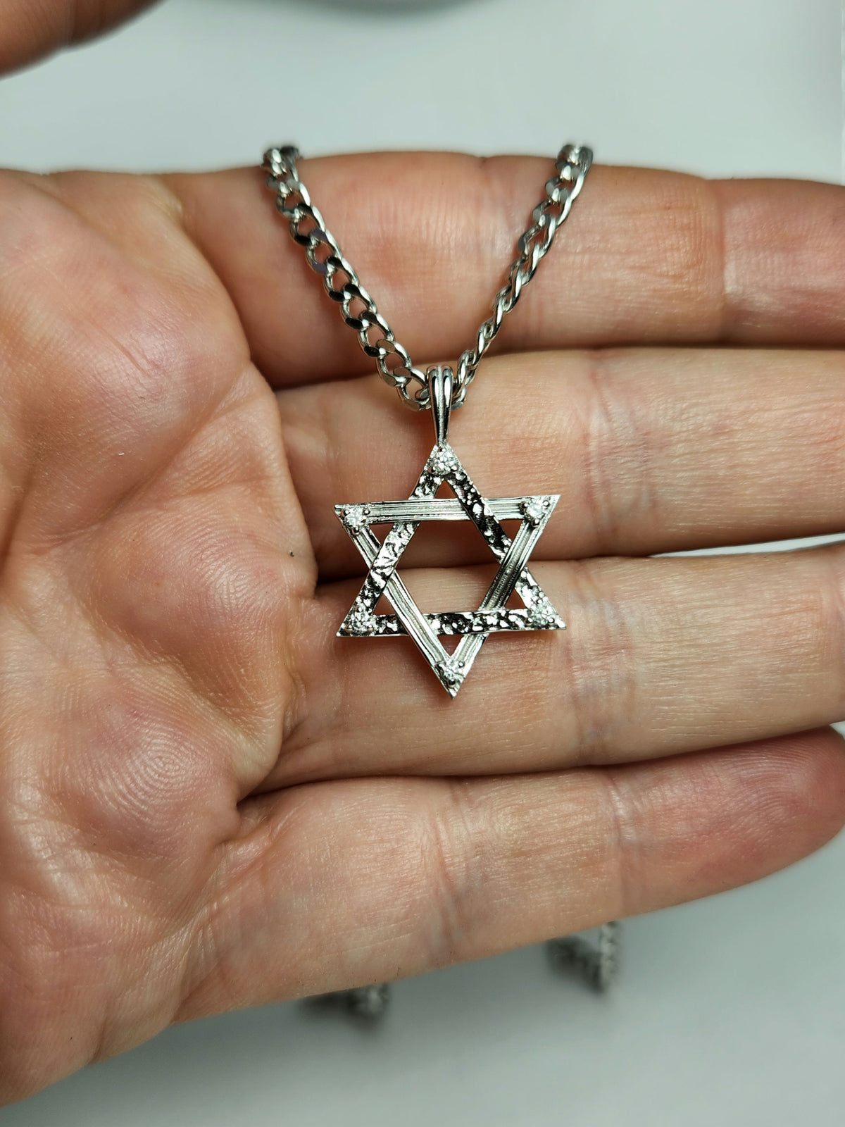 מגן דוד גדול משובץ יהלומים על שרשרת ארוכה זהב לבן 14k