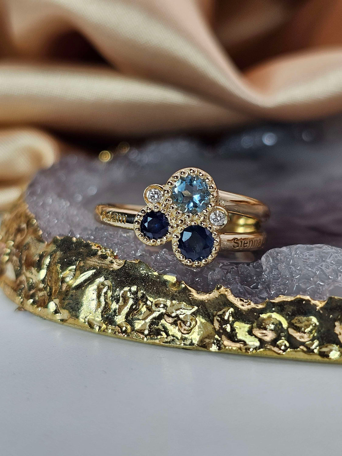 Mother love ring 3 stones 2 diamonds in 18k
