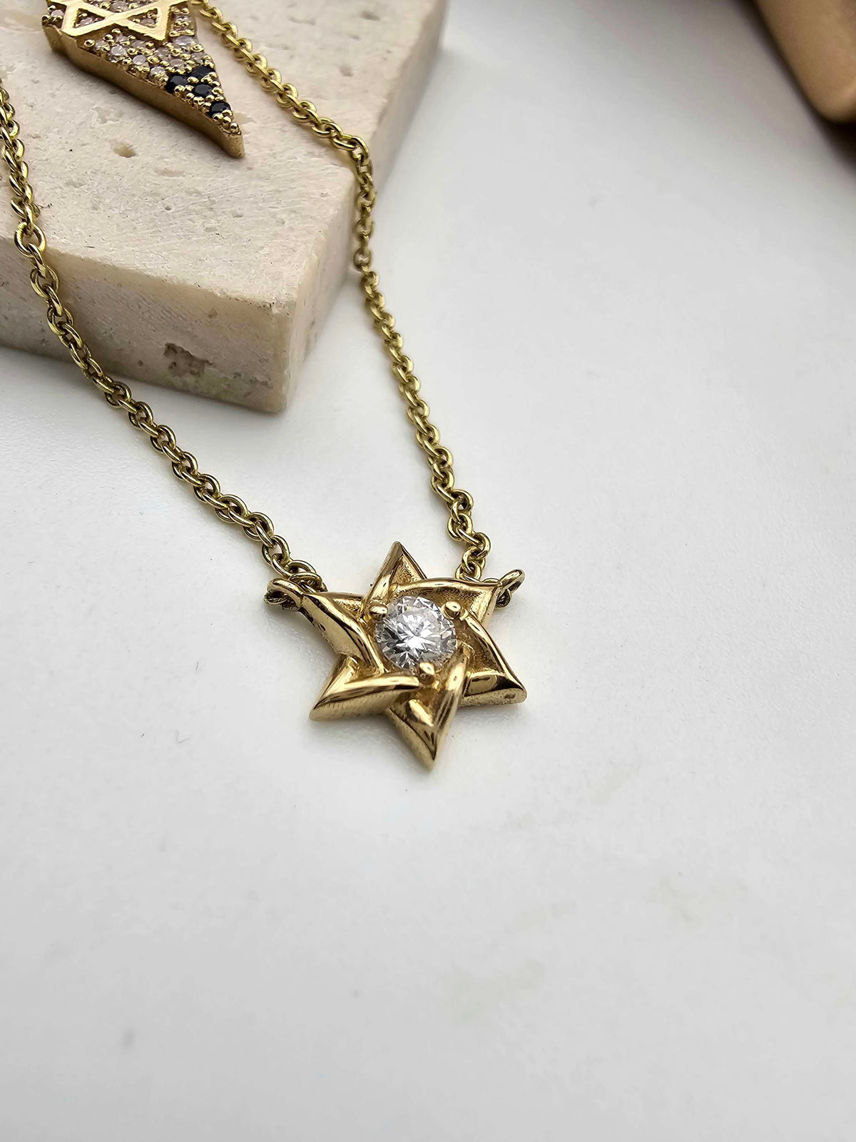 מגן דוד זהב 14k עם יהלום מעבדה.