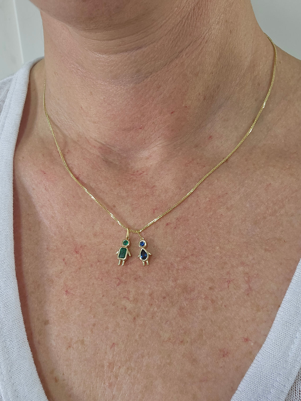 תליון בת זהב צהוב 14k משובץ עם אבני ספיר כחול טבעי, תליון בלבד ללא שרשרת.