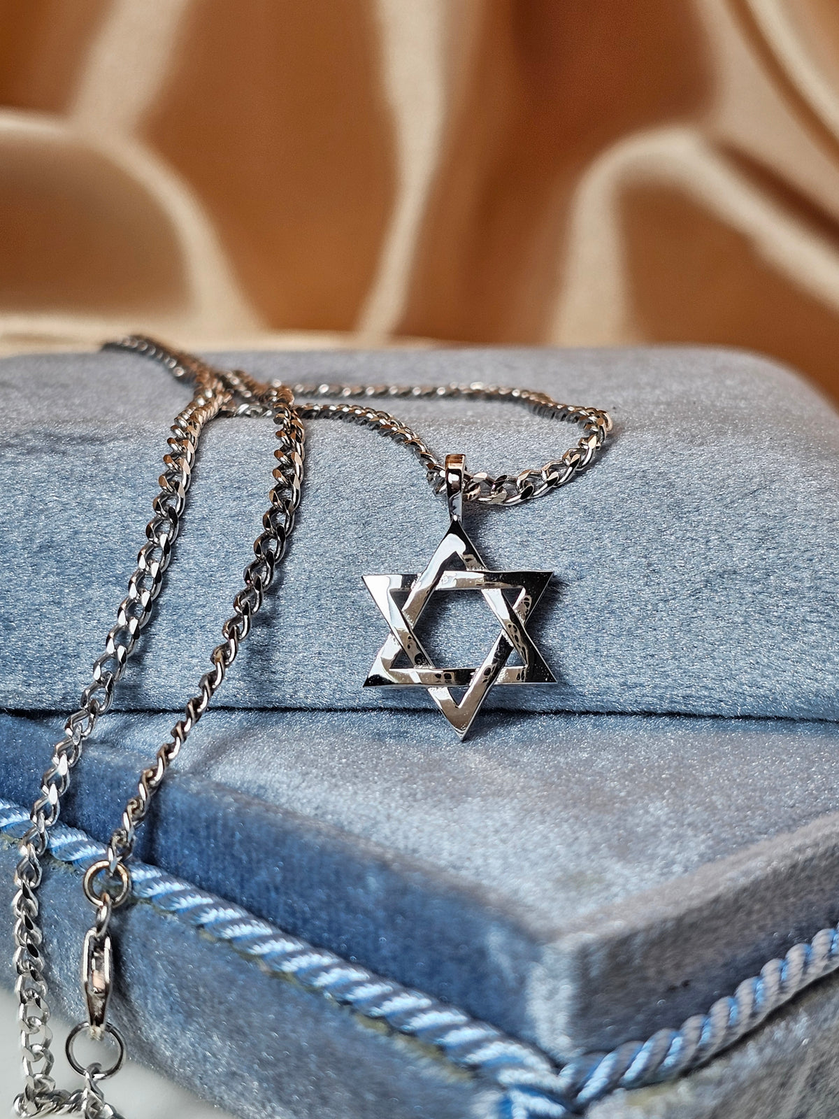 Star david on 14k long chain