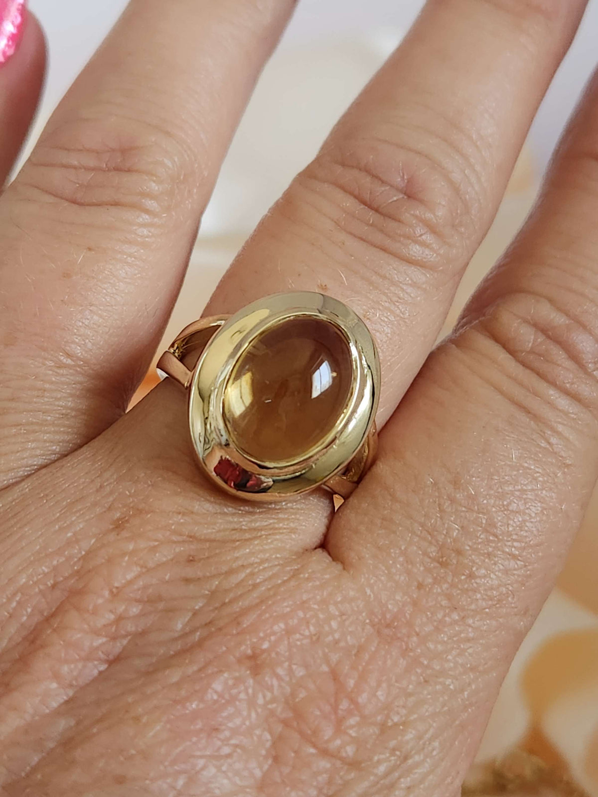 Oval citrine ring in 14k gold.