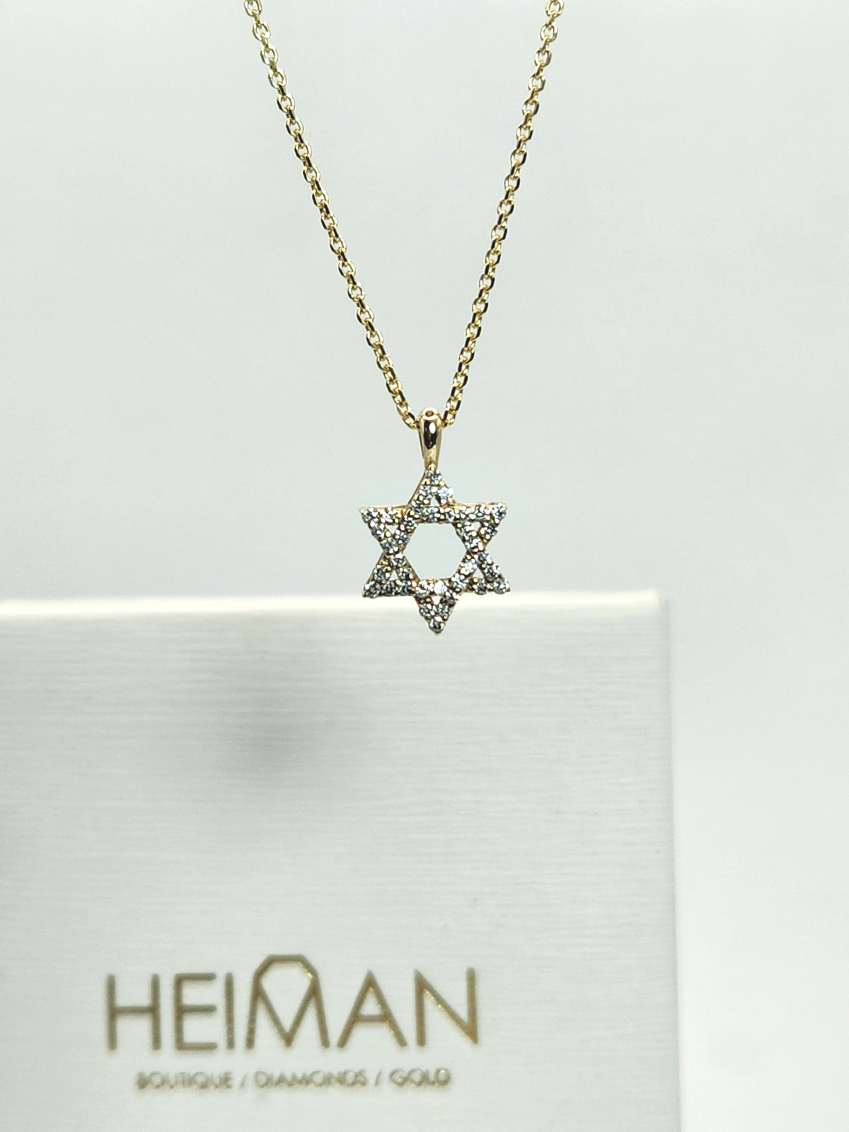 מגן דוד משובץ יהלומים זהב צהוב 14k מגיעה עם שרשרת.