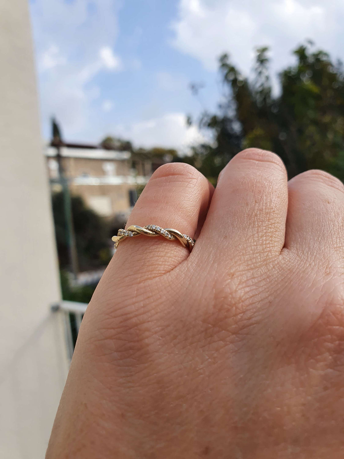 טבעת טויסט זהב צהוב 14k משובצת יהלומי מעבדה במשקל כולל של 0.20 נקודות