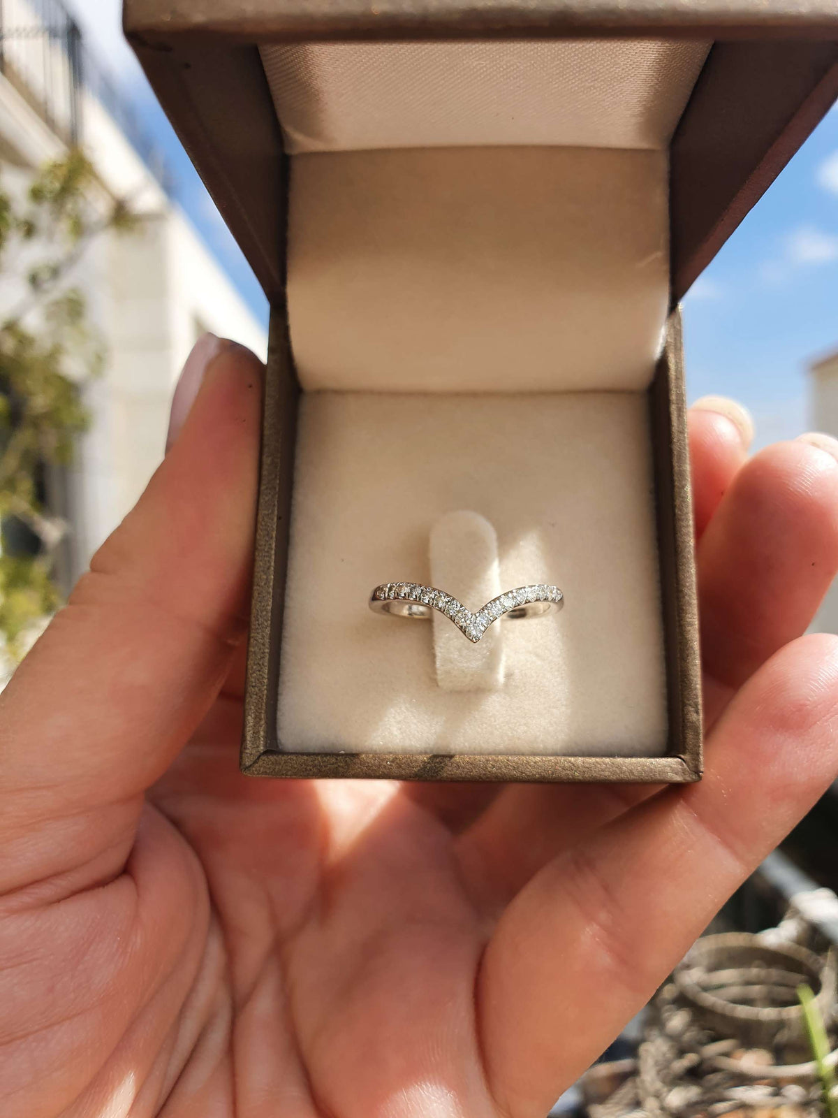 טבעת בצורת וי משובצת יהלומים טבעיים