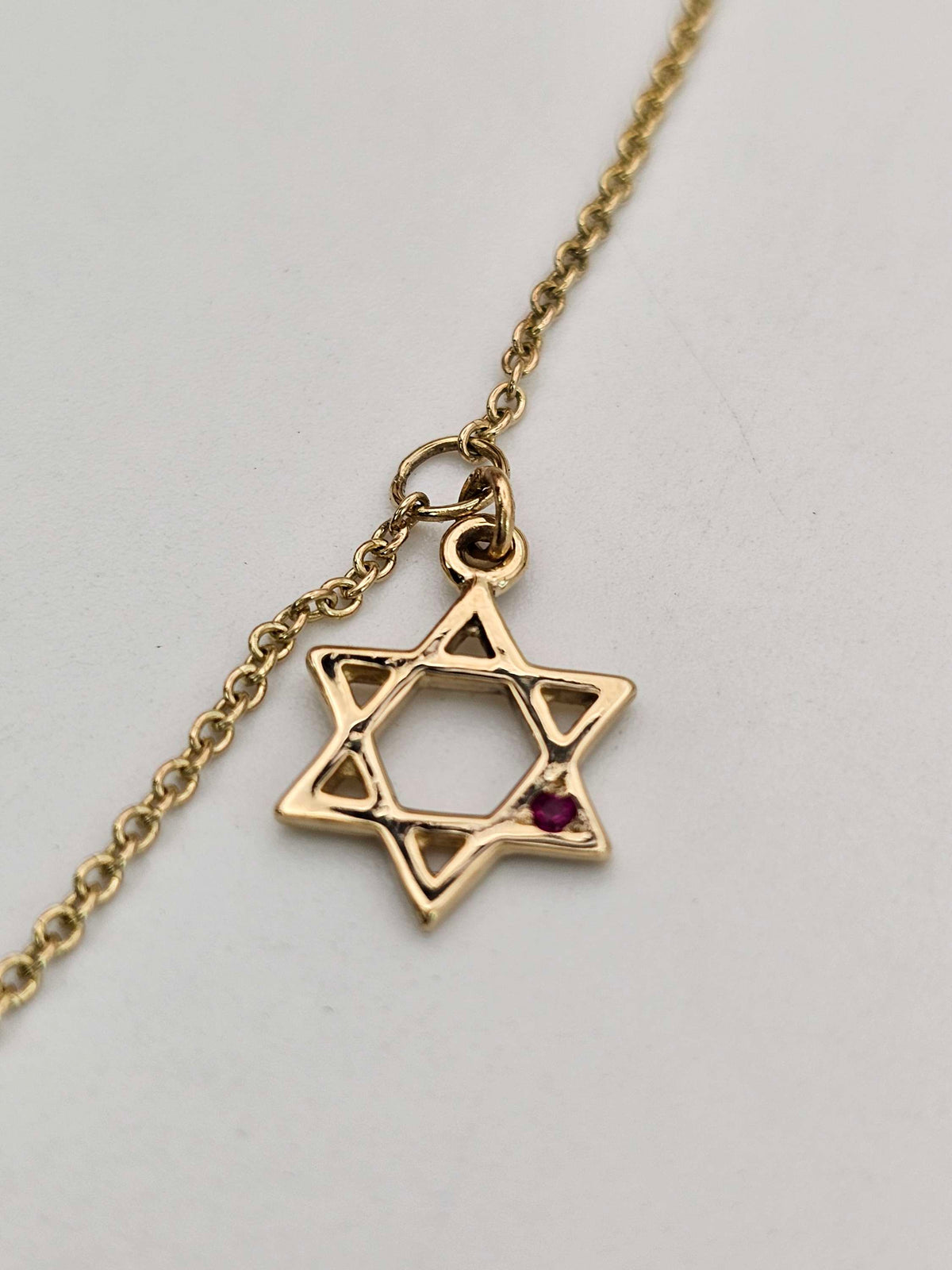 שרשרת אבני רובי ומגן דוד תלוי מהצד, זהב צהוב 14k גם במגן דוד יש רובי קטנה