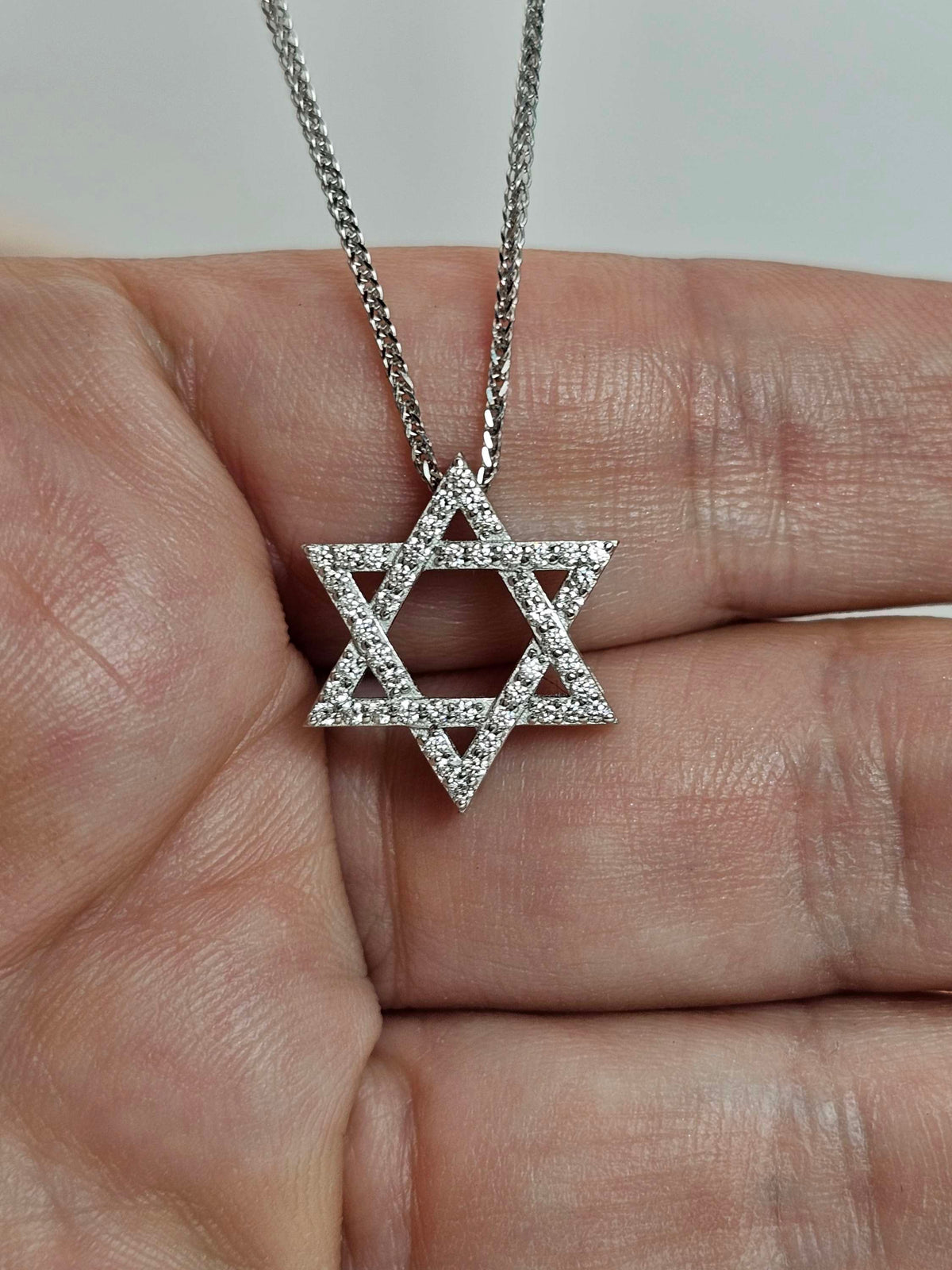 שרשרת מגן דוד - מגן של שקט. זהב לבן 14k משובץ עם יהלומים טבעיים.